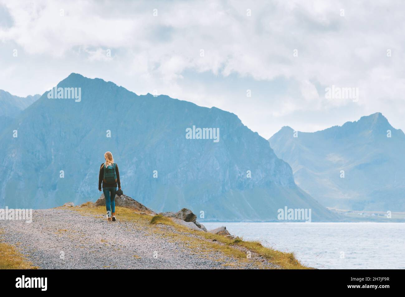 Frau Wandern in Norwegen Reisen allein mit Rucksack Urlaub Outdoor aktiv gesund leben Lofoten Inseln zu erkunden Stockfoto