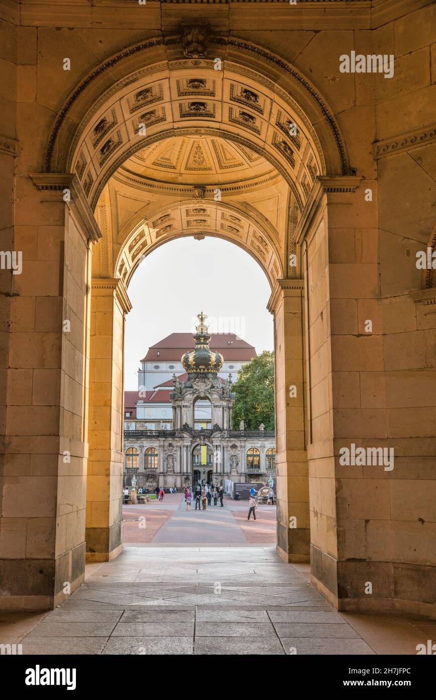 Blick durch den Eingang des Dresdener Zwinger zum Kronentor, Sachsen, Dresden Stockfoto