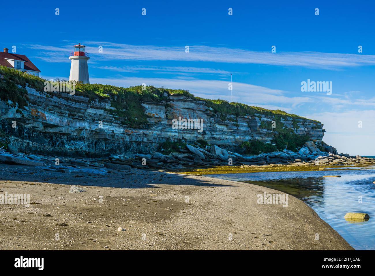 Leuchtturm und Leuchtturmwärterhaus auf der Ile aux Perroquets, einer der Inseln des Mingan-Archipels in der Region Cote Nord von Quebec (Kanada) Stockfoto