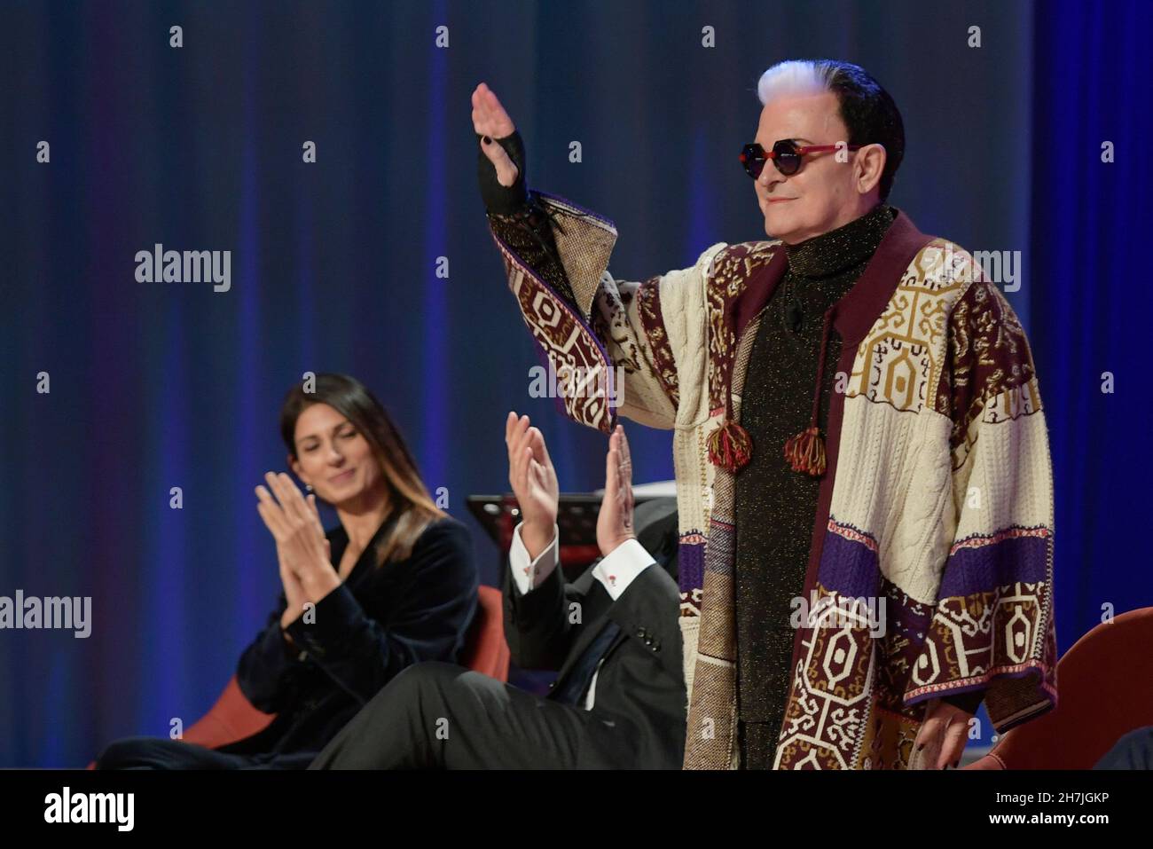 Rom, Italien. 23rd. November 2021. Cristiano Malgioglio nimmt an der fünften Folge der Maurizio Costanzo Show im Studi De Paolis Teil. (Foto: Mario Cartelli/SOPA Images/Sipa USA) Quelle: SIPA USA/Alamy Live News Stockfoto