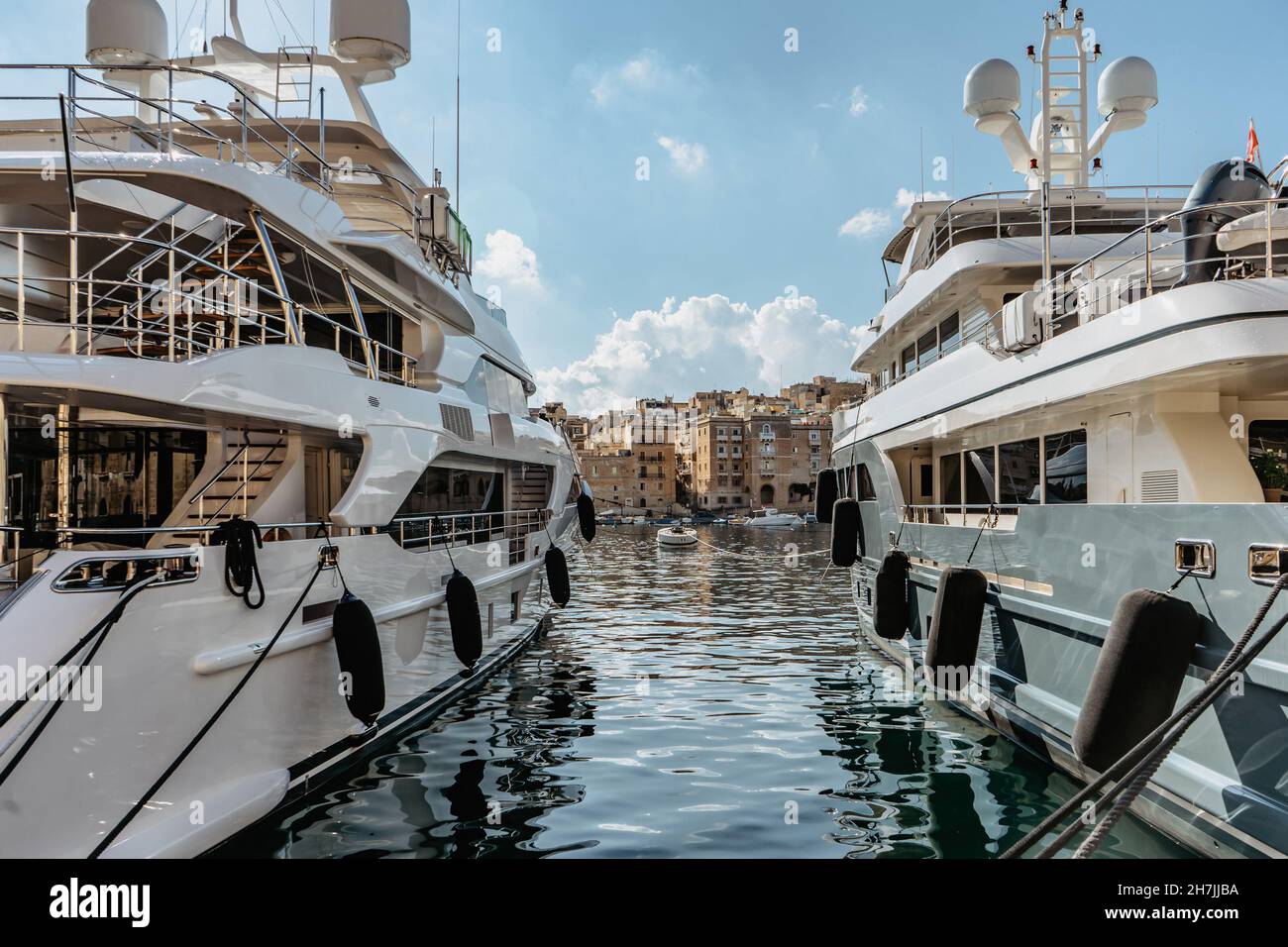 Luxus-Motorboote in Vittoriosa Yacht Marina, Malta.Sunny Summer day.Holiday High Class Lifestyle travel concept.Bootsfahrt im Mittelmeer. Stockfoto