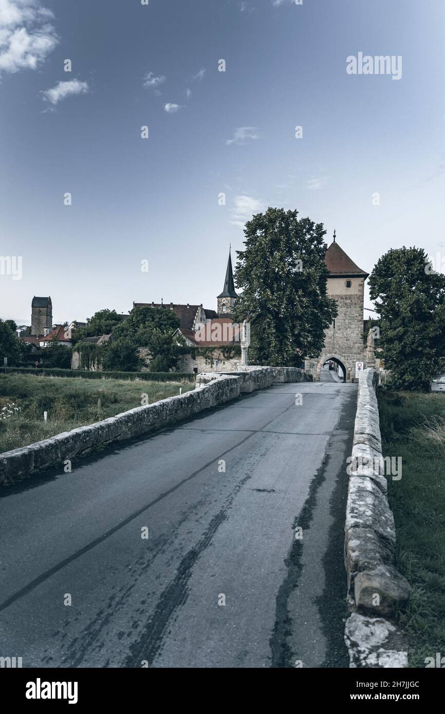 Brücke über die Rodach mit Blick auf das Stadttor Rothenberger und die mittelalterliche Stadt Seßlach im oberfränkischen Coburg Stockfoto