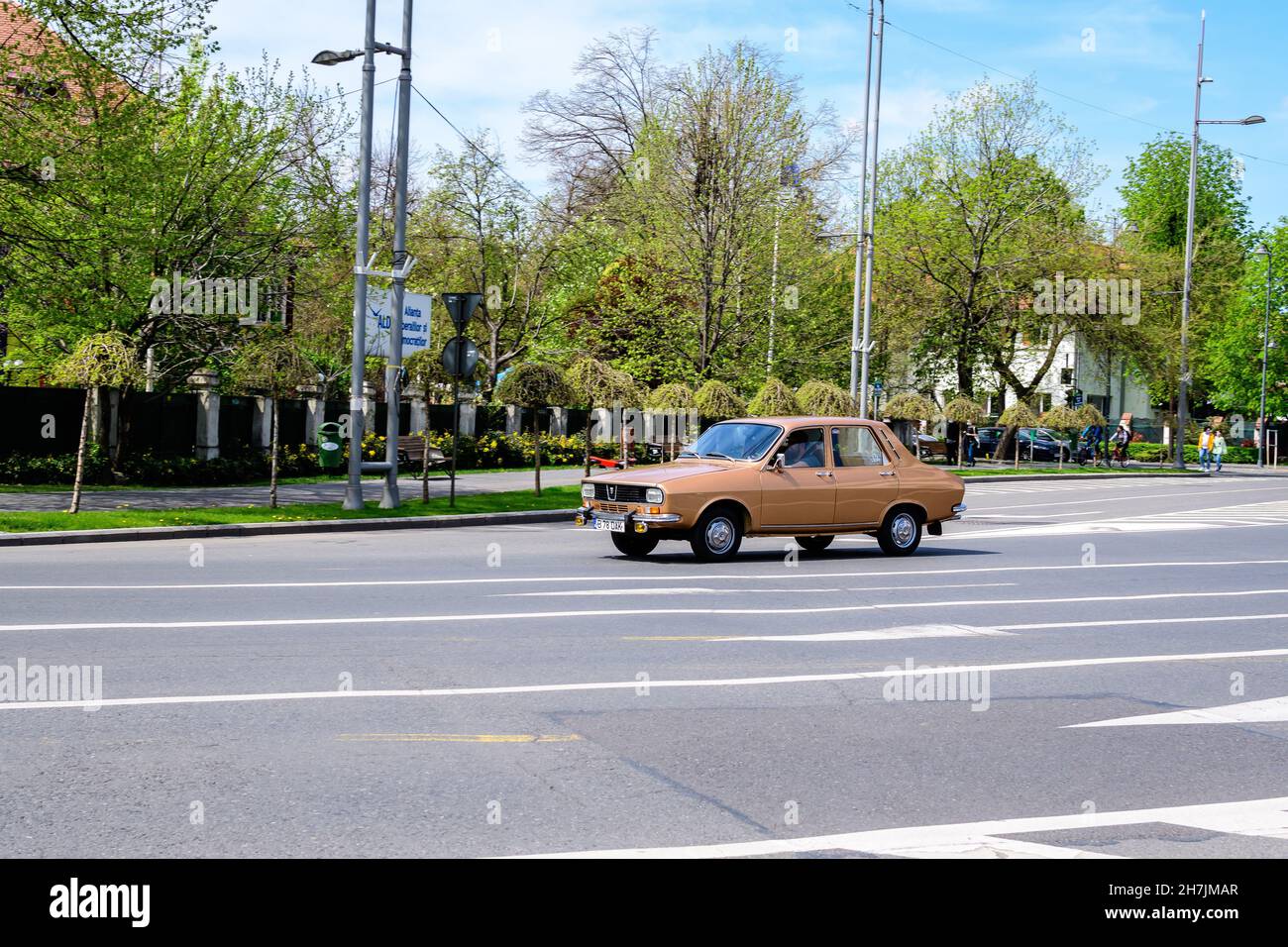 Bukarest, Rumänien, 24. April 2021 Alter brauner rumänischer Dacia 1300-Oldtimer im Verkehr an einem sonnigen Frühlingstag auf einer Straße Stockfoto