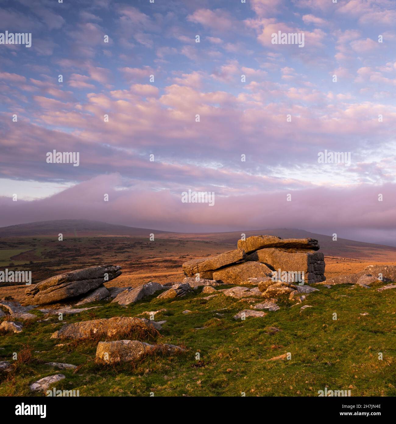 Dartmoor, Devon, Großbritannien. 23. November 2021. Wetter in Großbritannien: Ein spektakulärer Sonnenuntergang über Dartmoor, während sich grüblernde Wolken über Pew Tor sammeln, während das Wetter nach einem hellen und sonnigen Tag bricht. Kredit: PQ/Alamy Live News Stockfoto