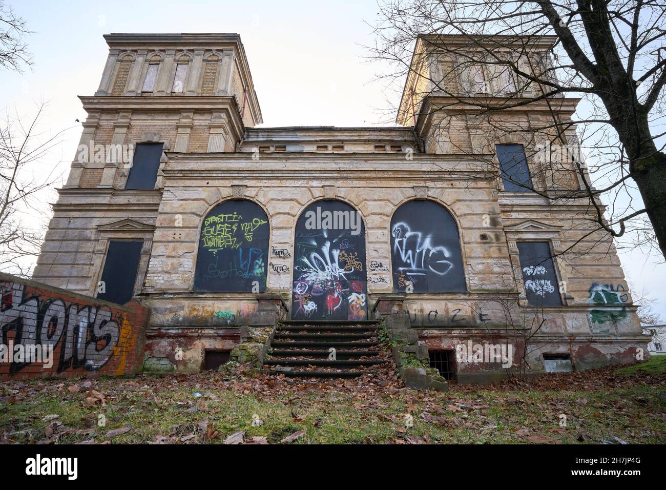 Alte verlassene Villa in Riga, Lettland. Lielirbes iela 9. Hochwertige Fotos Stockfoto