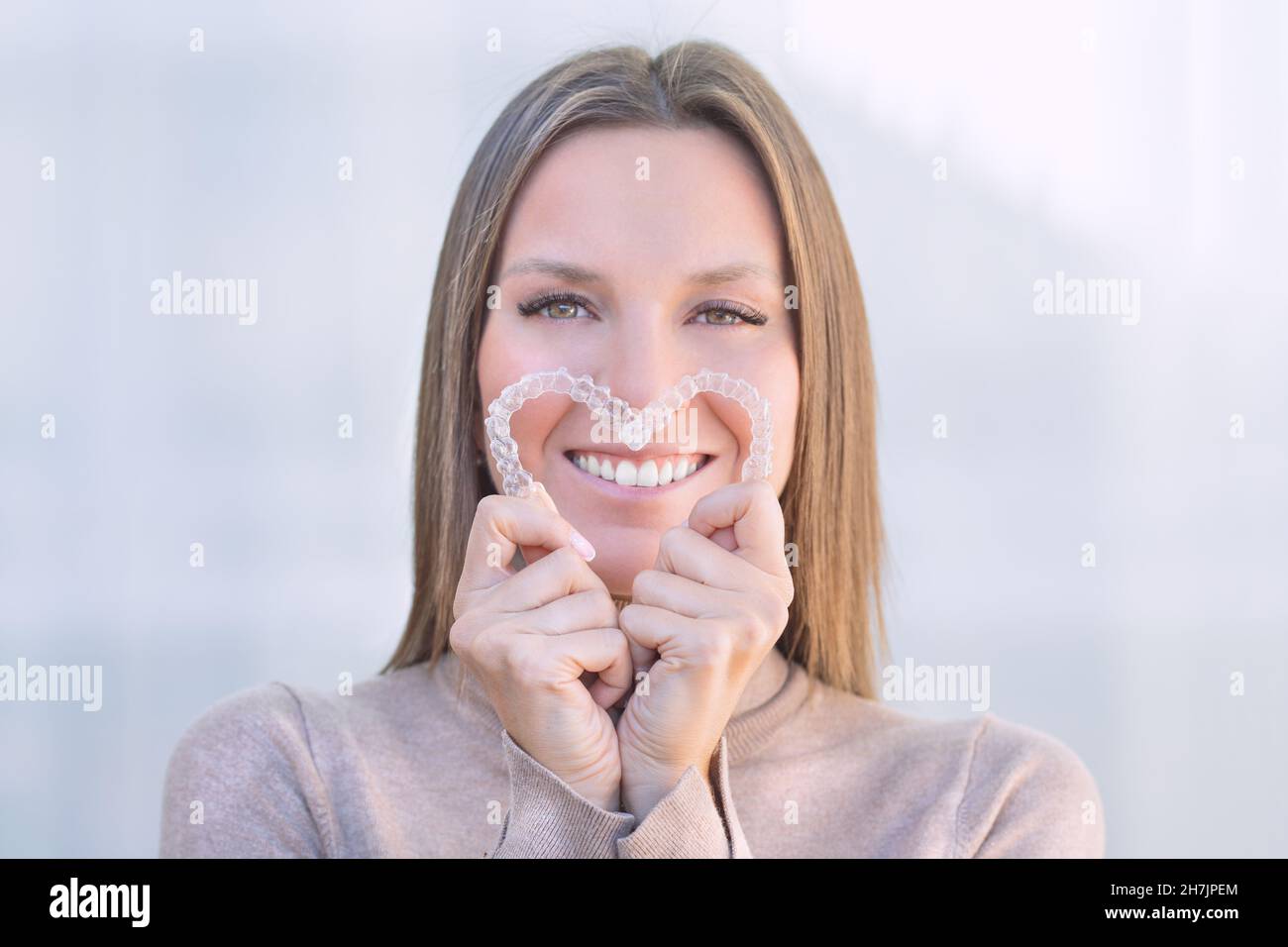 Frau mit perfektem Lächeln nach unsichtbarer Behandlung der Aligner-Zahnärzte Stockfoto
