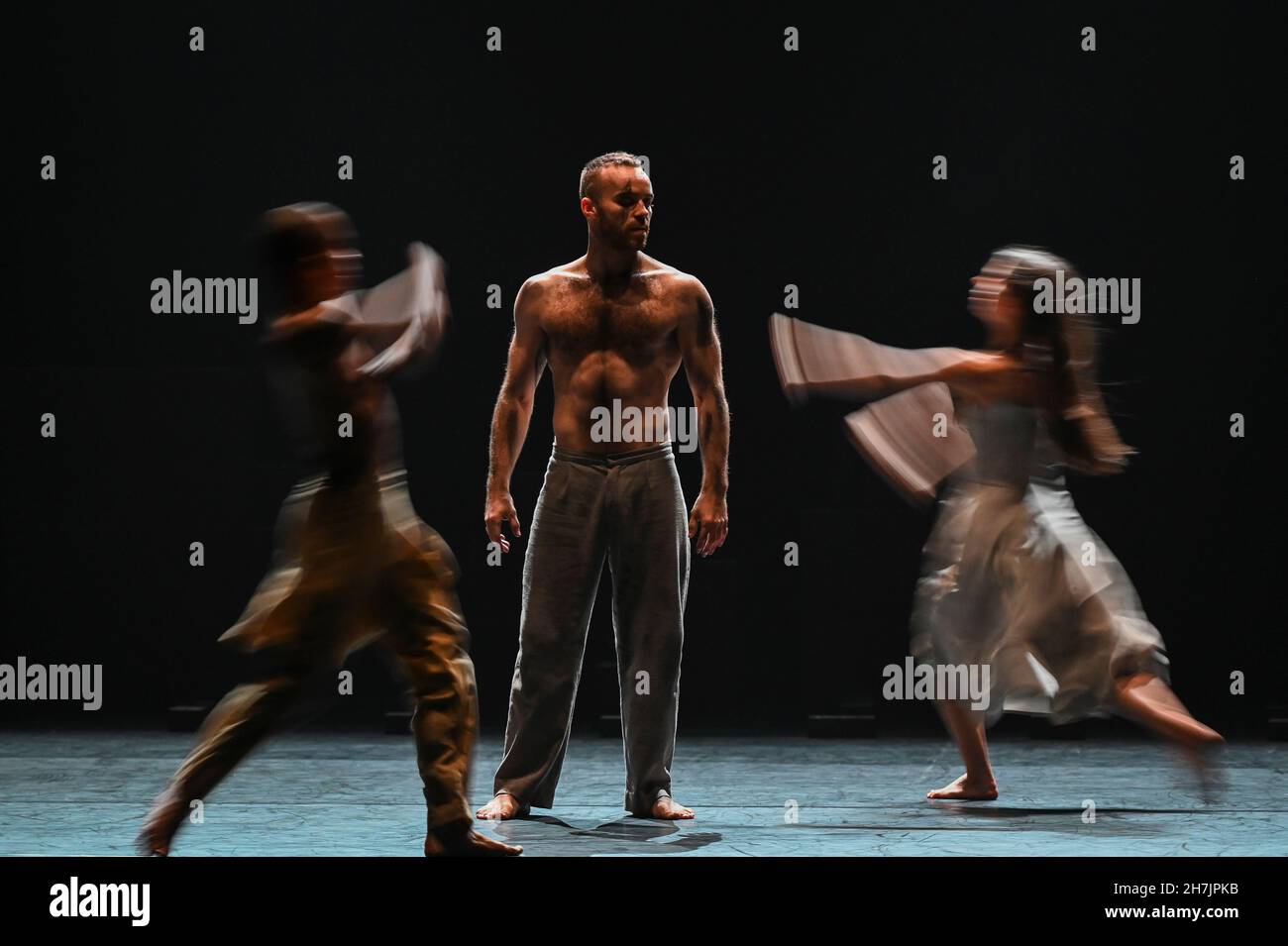 London, Großbritannien, Dienstag, 23rd. November 2021 Luke Jessop tritt auf der Bühne während einer Generalprobe von Akram Khan Company's Outwiting The Devil at Sadler's Wells auf. Kredit: DavidJensen / Empics Unterhaltung / Alamy Live Nachrichten Stockfoto