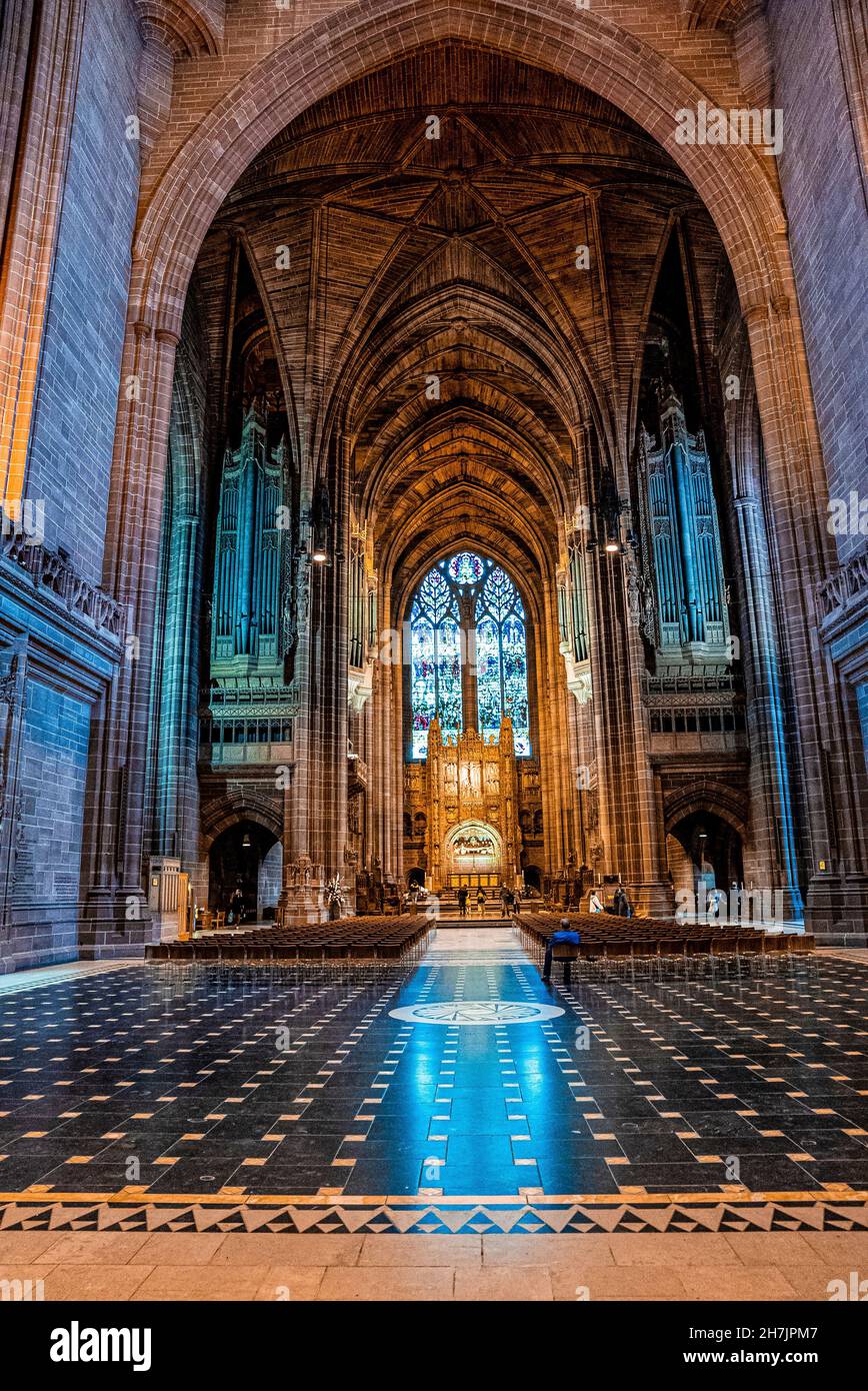 Touristen in der Eingangshalle der Church of Anglican Cathedral of Liverpool Stockfoto