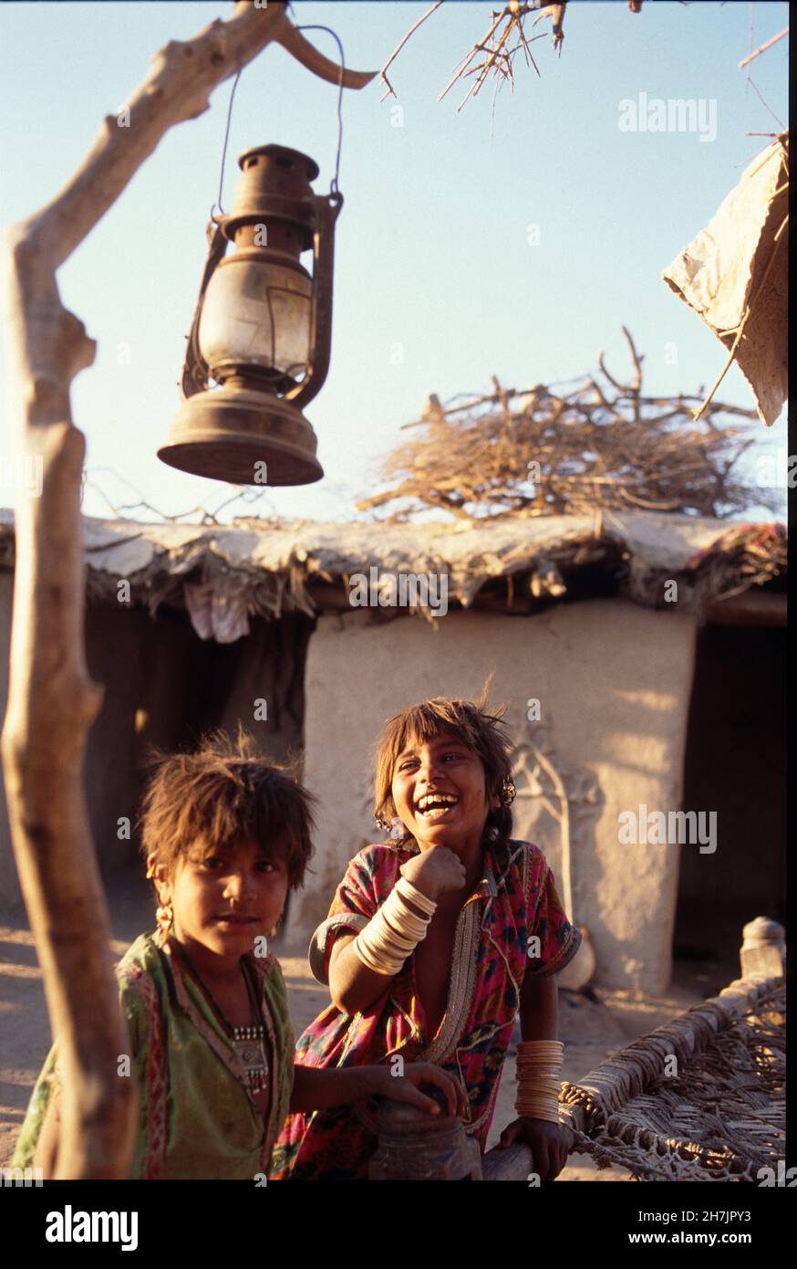 Kinder stehen im Hof ihres Schlammhauses, in einem Dorf in der Nähe von Mithi, im Thar Parkar, der Wüstenregion der Provinz Sindh, in Pakistan. Sogar in Stockfoto