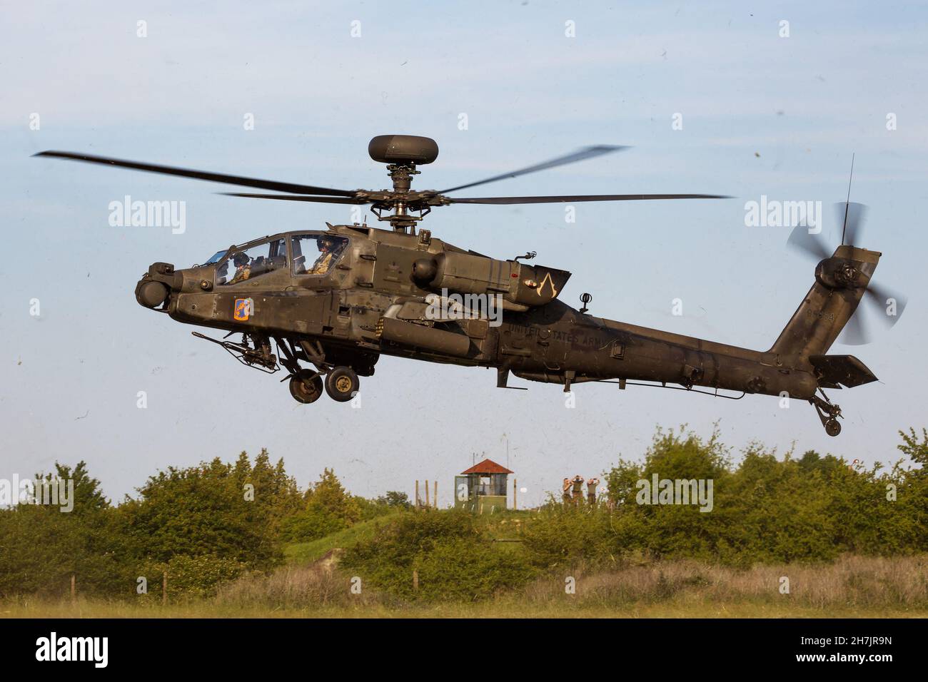 Kaposujlak, Ungarn - 5. Juni 2021: US Army Boeing AH-64 Apache Militärhubschrauber auf dem Luftstützpunkt. Luftfahrt und Rotorcraft. Transport und Luftbrücke. Fliegen Sie ein Stockfoto