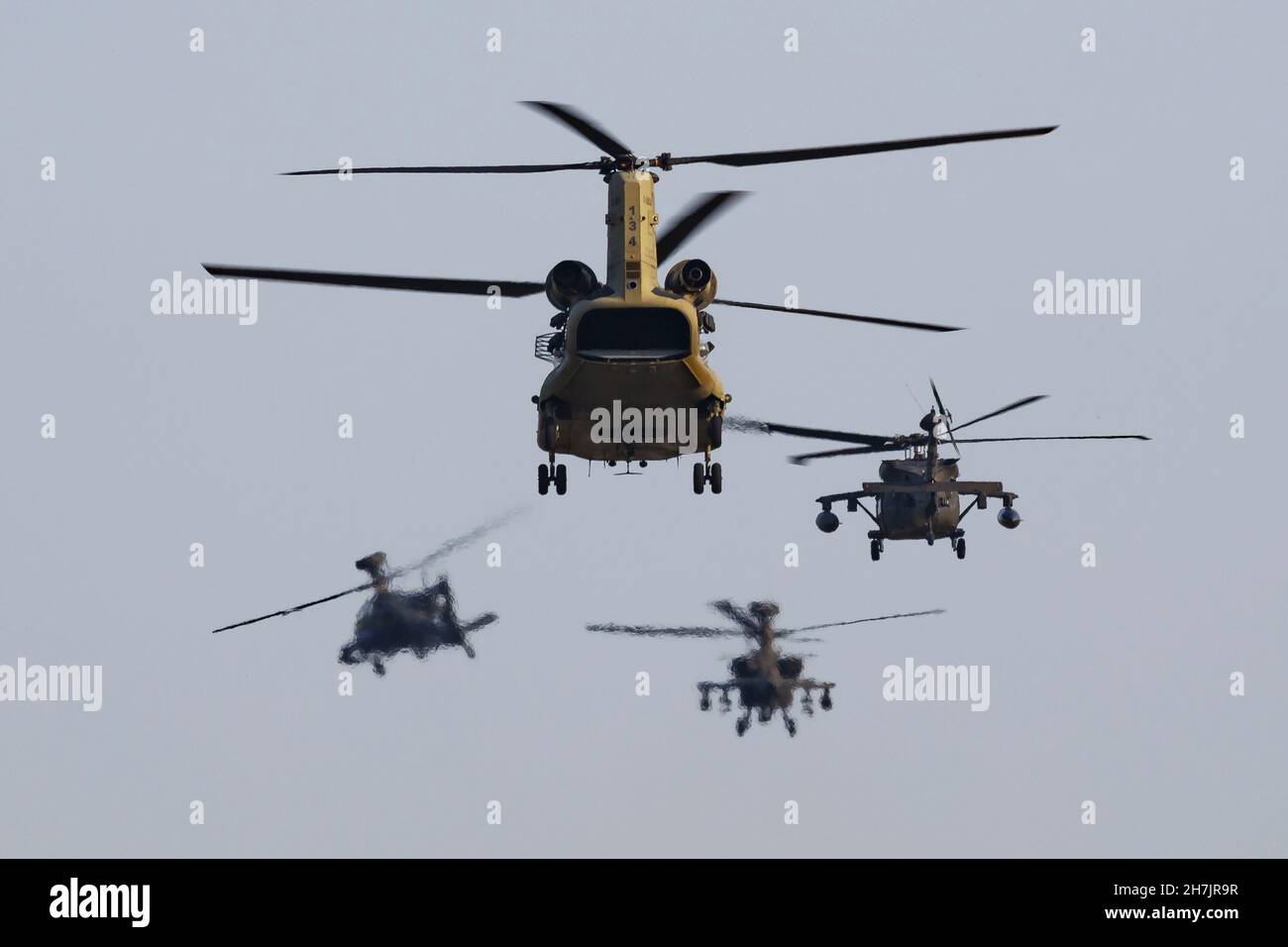 Kaposujlak, Ungarn - 5. Juni 2021: US Army Boeing CH-47 Chinook Militärhubschrauber auf Luftbasis. Luftfahrt und Rotorcraft. Transport und Luftbrücke. Fliegen Stockfoto