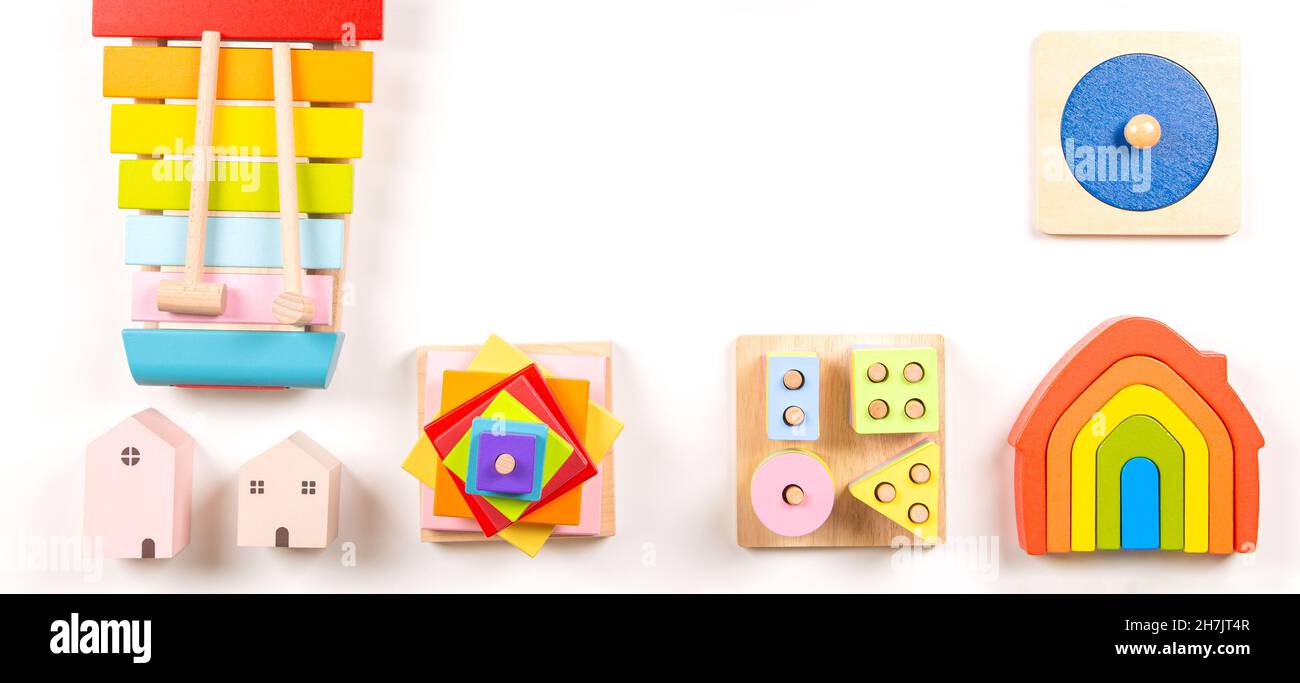 Baby Kinder Spielzeug Rahmen. Bunte pädagogische und hölzerne Montessori-Spielzeuge für Kinder auf weißem Hintergrund angeordnet. Draufsicht, flach liegend Stockfoto