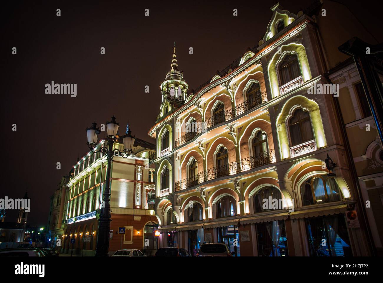 Lichtdesign des Hotel Astoria aus Oradea, Rumänien. Erbaut während der Besetzung durch die Doppelmonarchie Österreich und Ungarn. Österreichisch-Ungarisch. Stockfoto