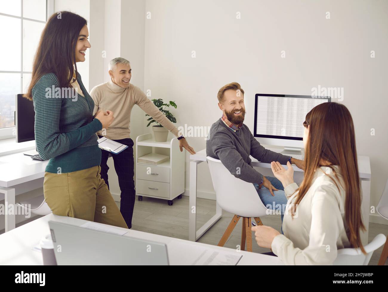 Kollegen teilen ihre Gedanken während der Büropause und lassen sich von positiven Gesprächen inspirieren. Stockfoto