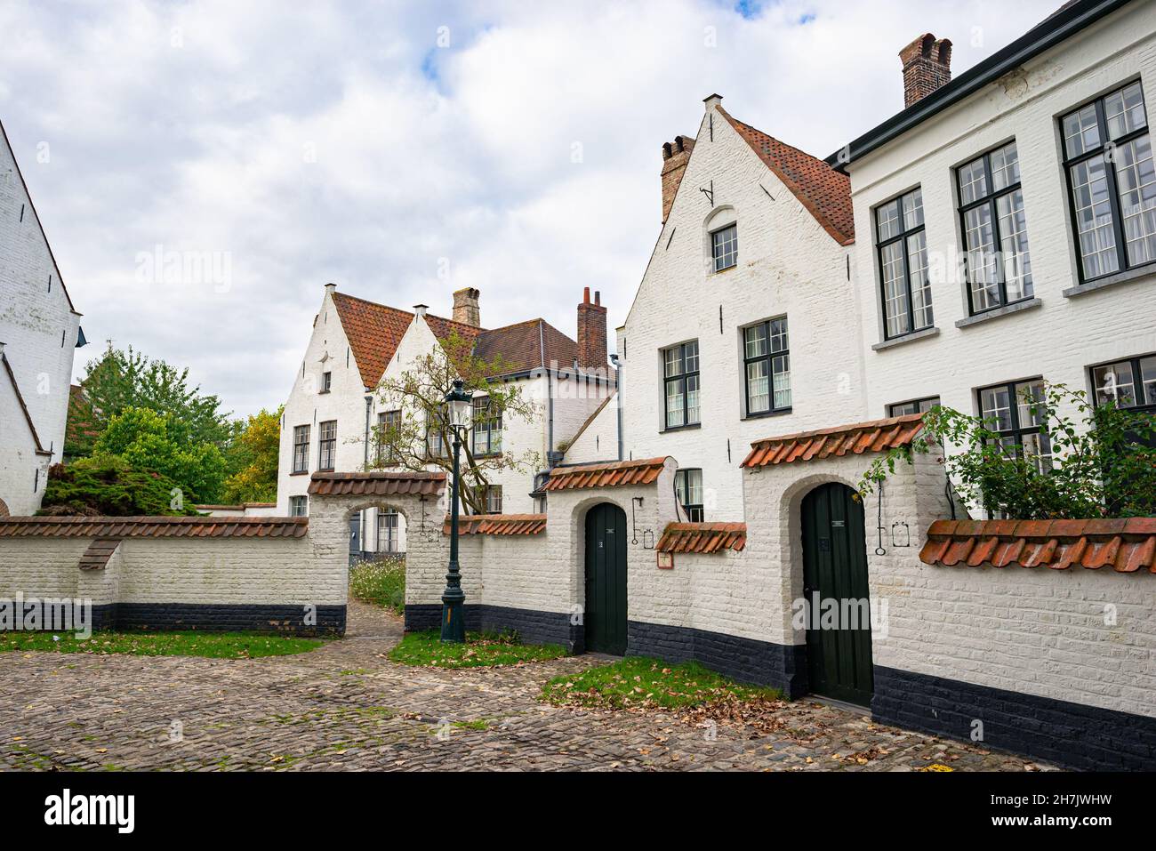 Erhaltene Gebäude im Beguinage (Begijnhof) in der Altstadt von Brügge in Flandern, Belgien Stockfoto