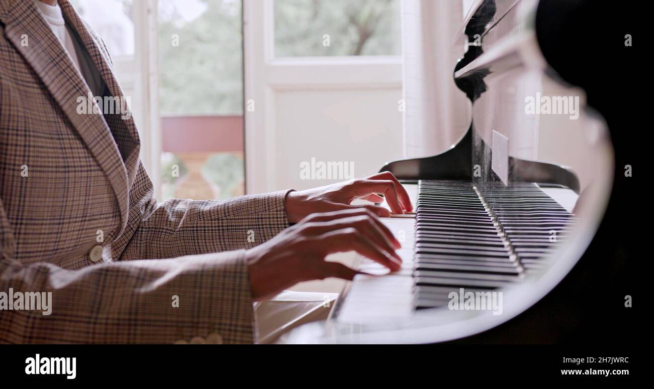 Ein Mann spielt Klavier Stockfoto