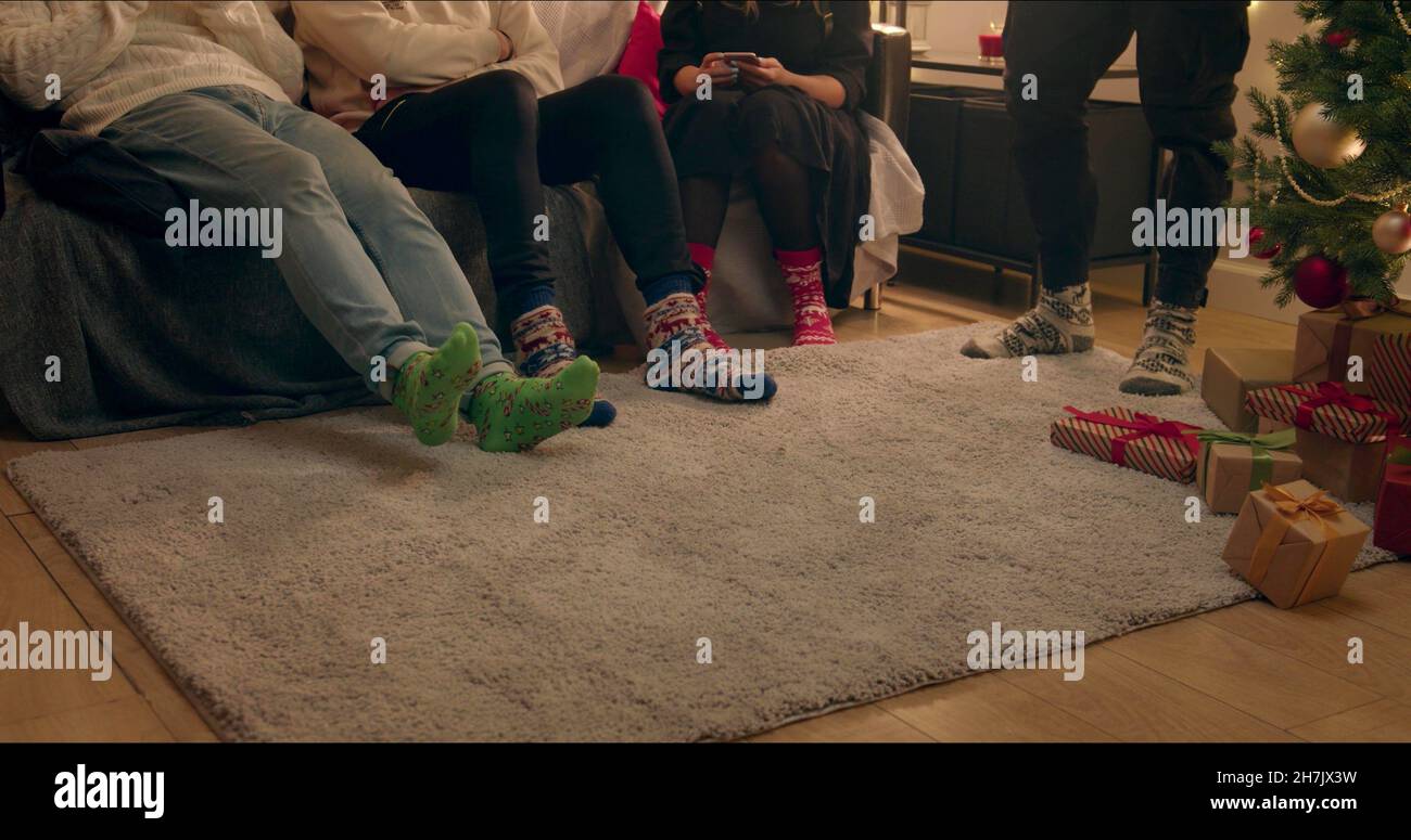 Ein Foto von Menschen an einem weihnachtsabend Stockfoto