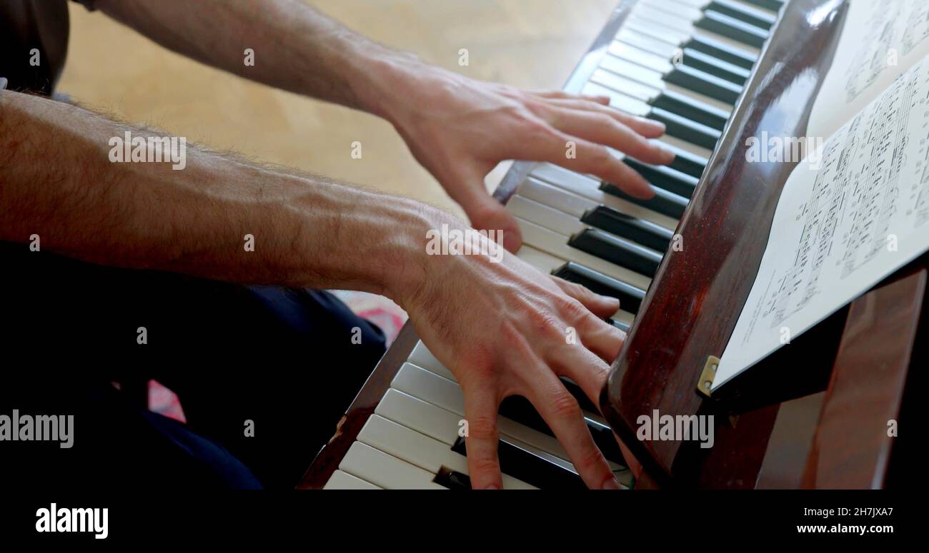 Eine Draufsicht auf Hände, die Klavier spielen Stockfoto