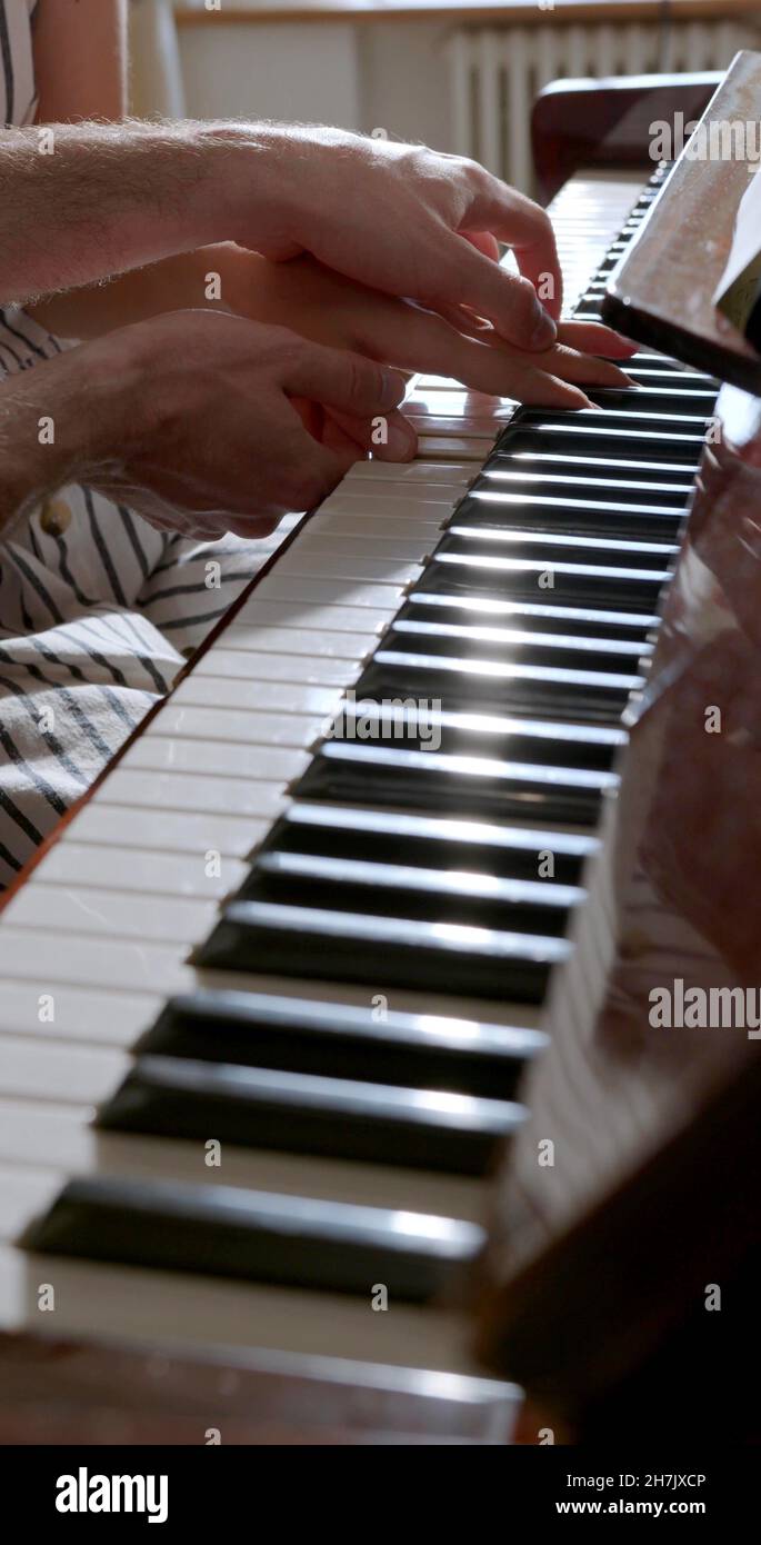 Ein vertikales Foto einer Klavierstunde Stockfoto