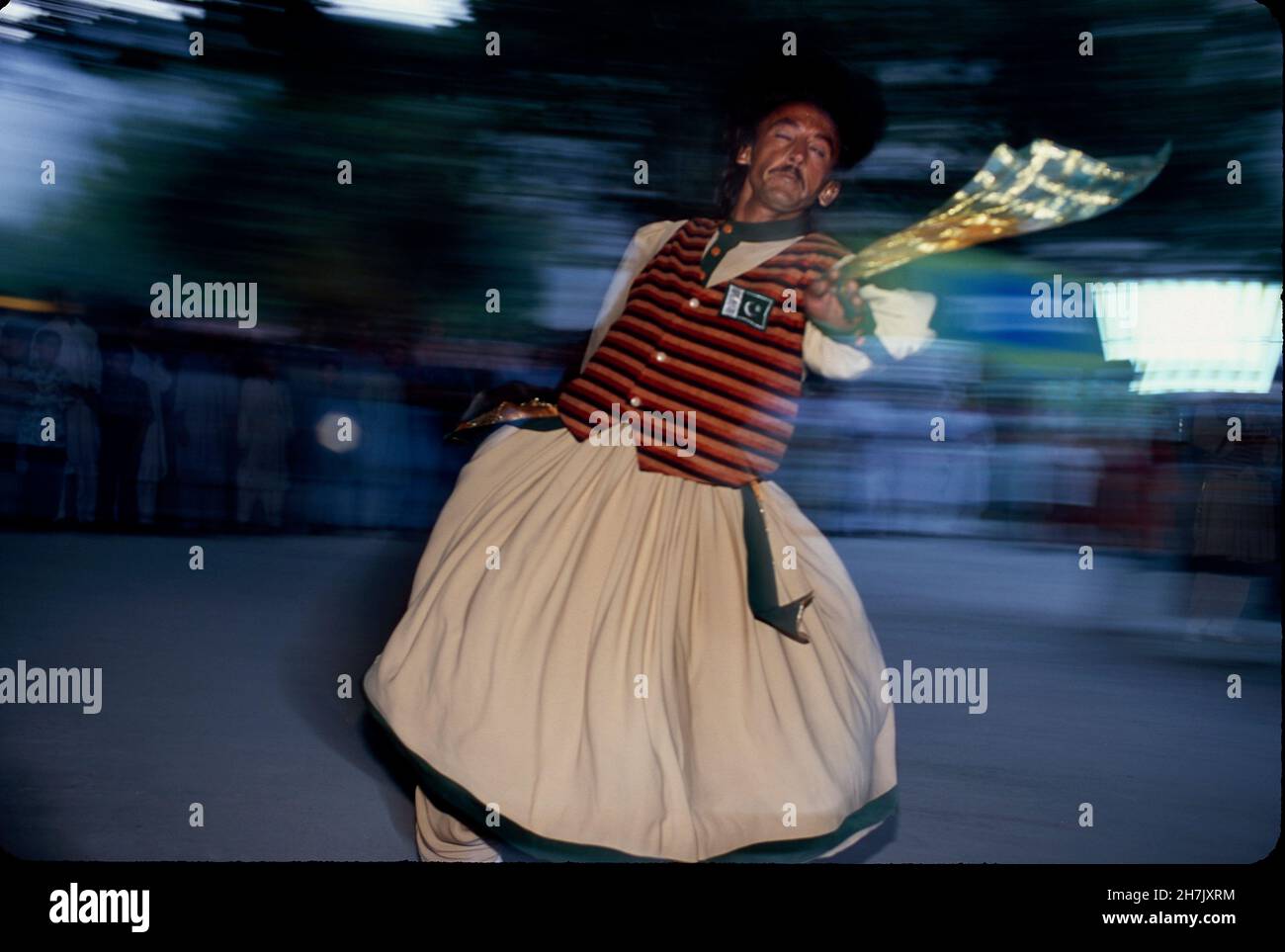 Ein Mann führt den berühmten energiegeladenen Tanz mit einem Schwert in der Hand auf, das als Khatak bekannt ist, in der NWFP, der Provinz der Nordwestgrenze in Pakistan. April 20, Stockfoto