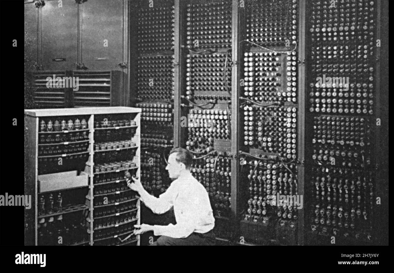 ENIAC-Computer. Ein Techniker, der eine Röhre beim US Army Aberdeen Proving Ground, Maryland, um 1948 wechselt Stockfoto