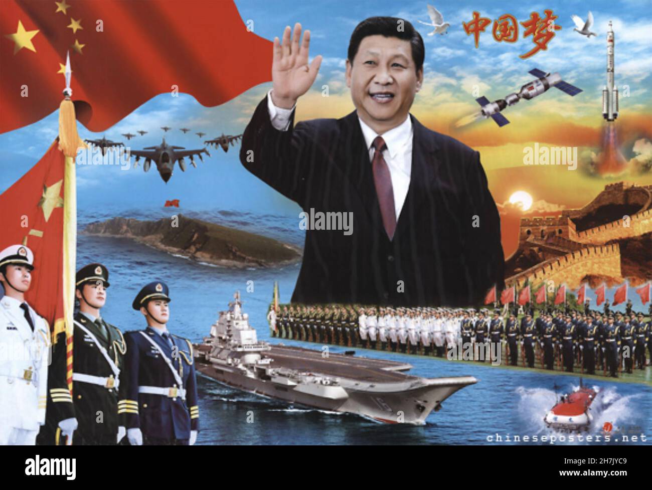 XI JINPING Generalsekretär der Kommunistischen Partei Chinas auf einem Plakat aus dem Jahr 2013, das eine Luftaufnahme der umstrittenen Diaoyu/Senkaku-Inseln und Chinas ersten Flugzeugträger, den Liaoning, enthält, der 1988 gestartet wurde. Stockfoto