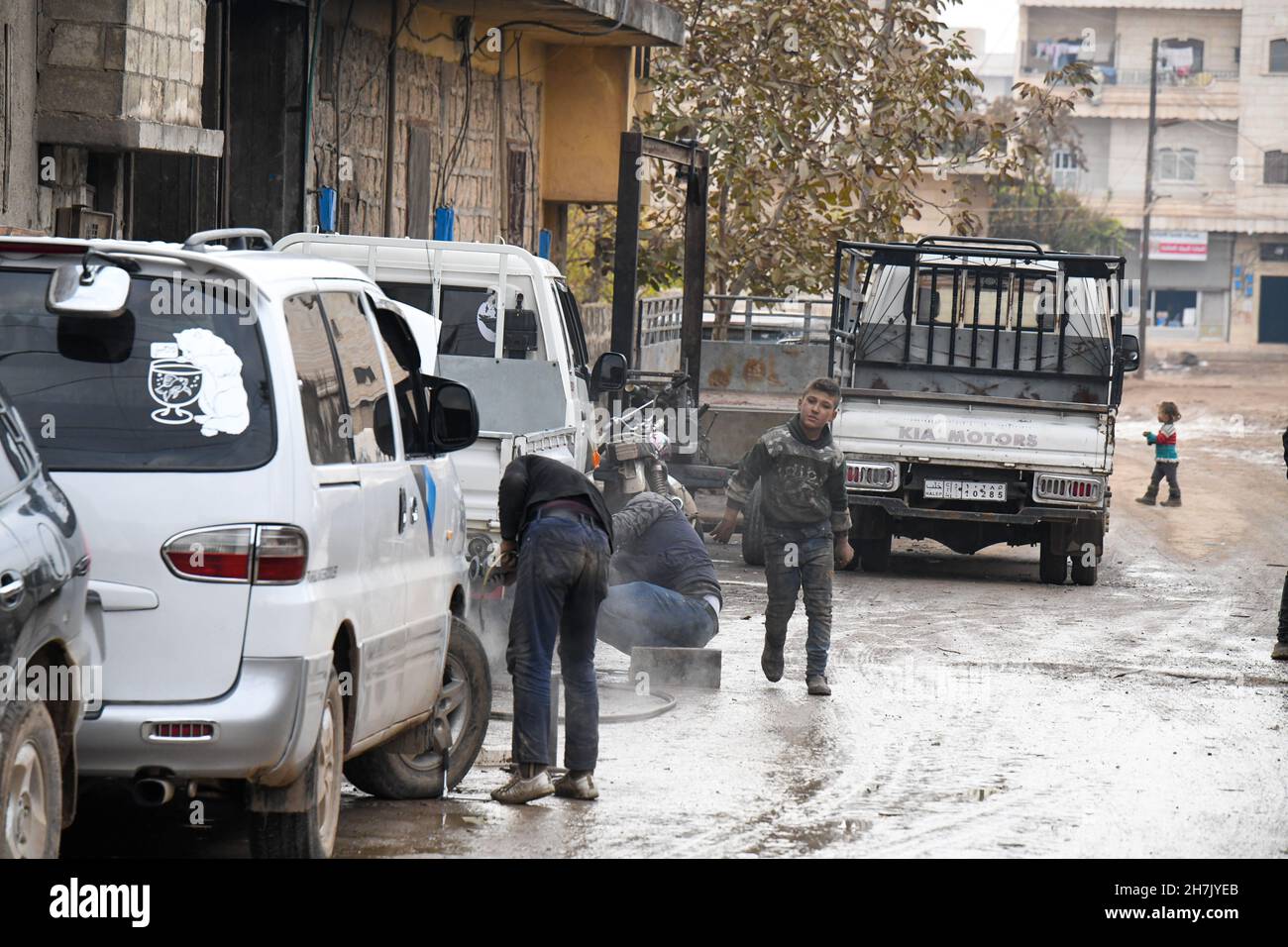 Aleppo, Syrien, 21. November 2021, syrische Kinder, die durch den Krieg gezwungen wurden, die Schule zu verlassen und sich harten Berufen anzuschließen, um ihren Familien zu helfen Stockfoto