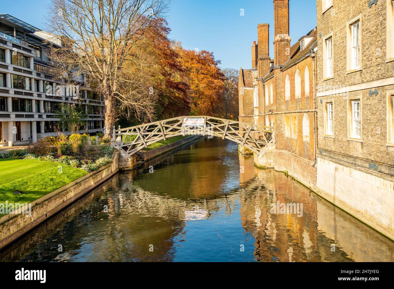 Cambridge, Cambridgeshire, Großbritannien – November 2021. Blick auf die Holzbrücke, auch bekannt als Mathematische Brücke, über den Fluss Cam. Stockfoto