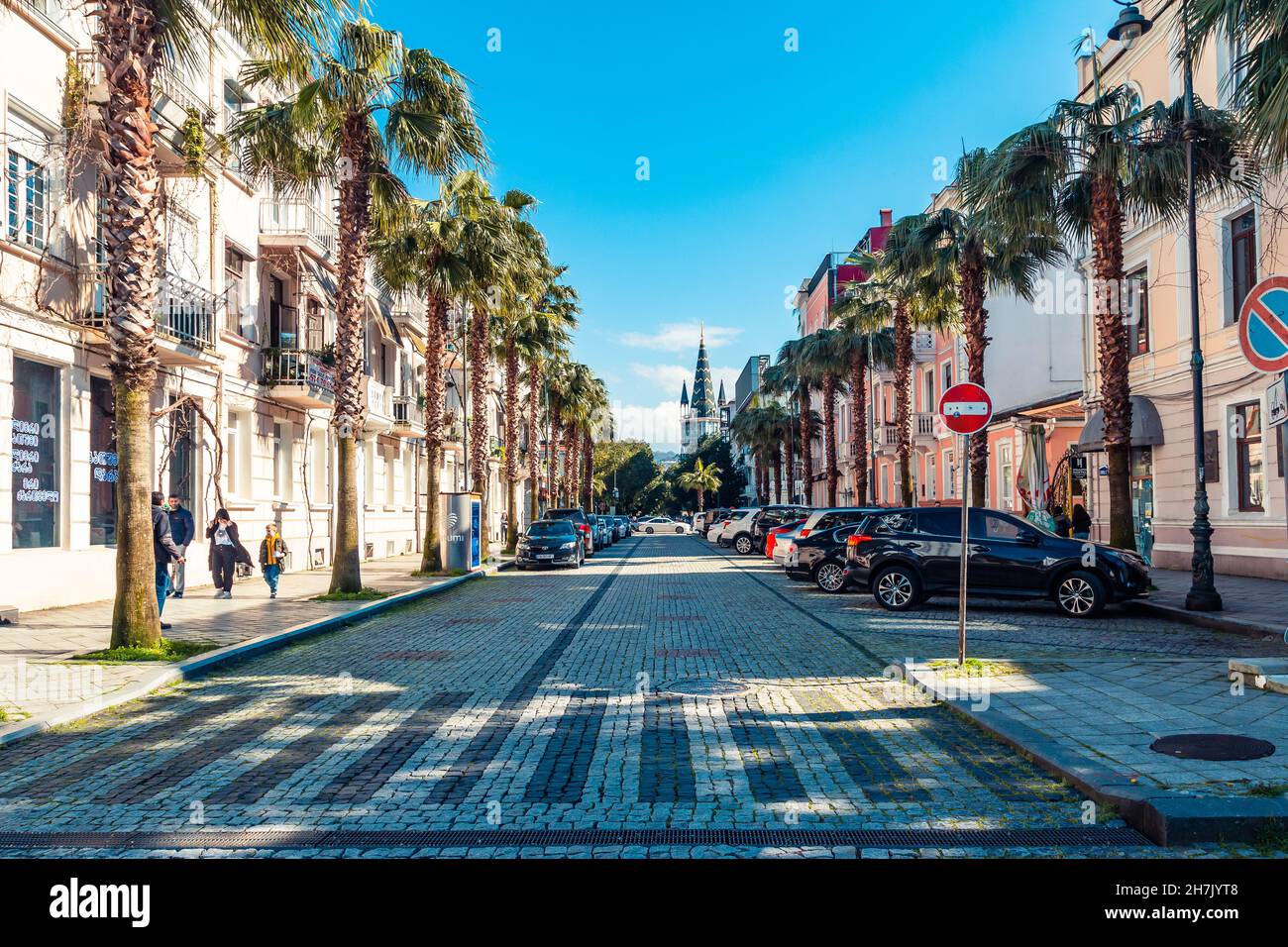 Batumi, Georgien - 28. März 2021. Gepflasterter Straße in Old Batumi. Stockfoto
