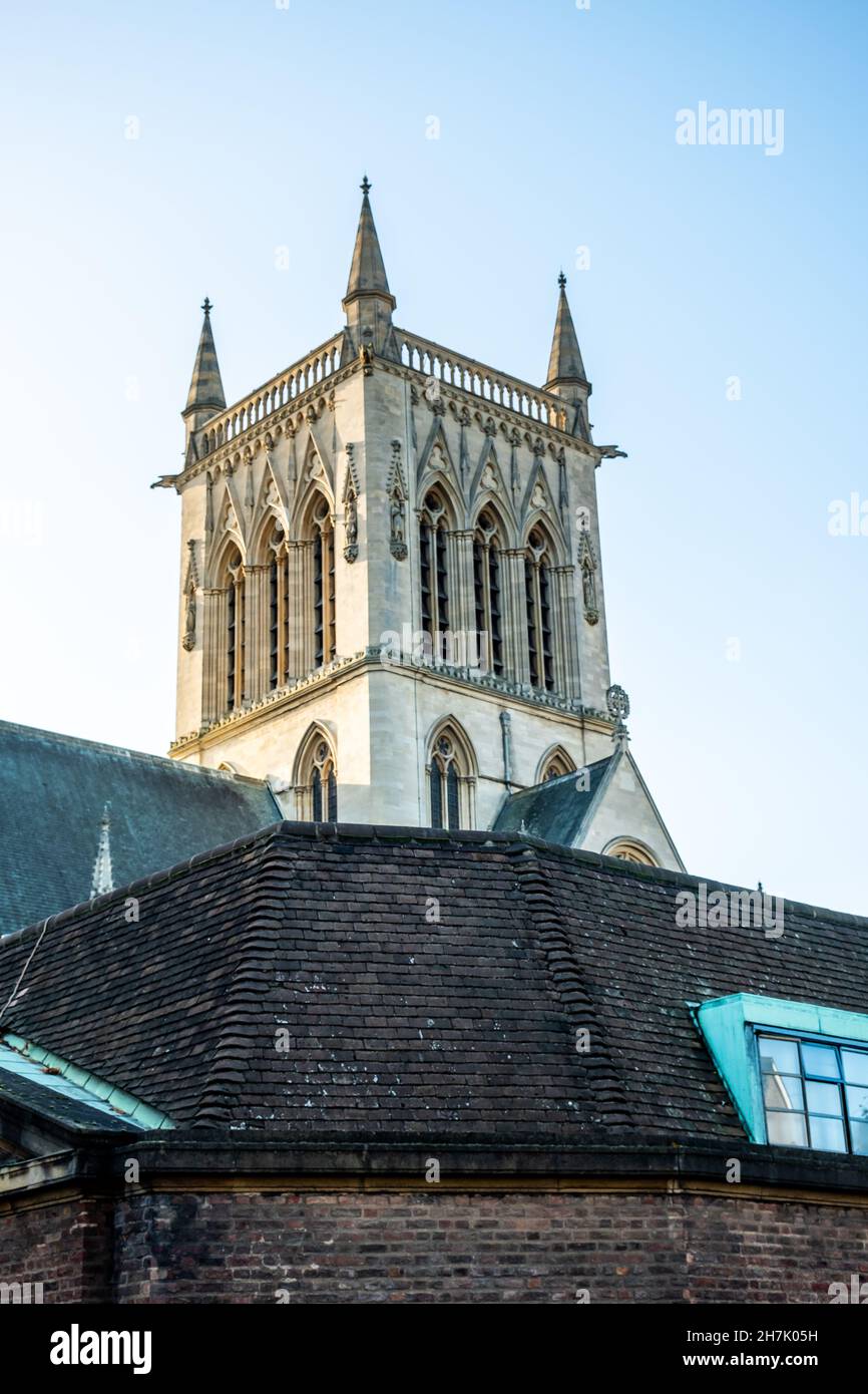 Cambridge, Cambridgeshire, Großbritannien – November 2021. Die Kirche steht hinter den Häusern der Stadt Cambridge Stockfoto