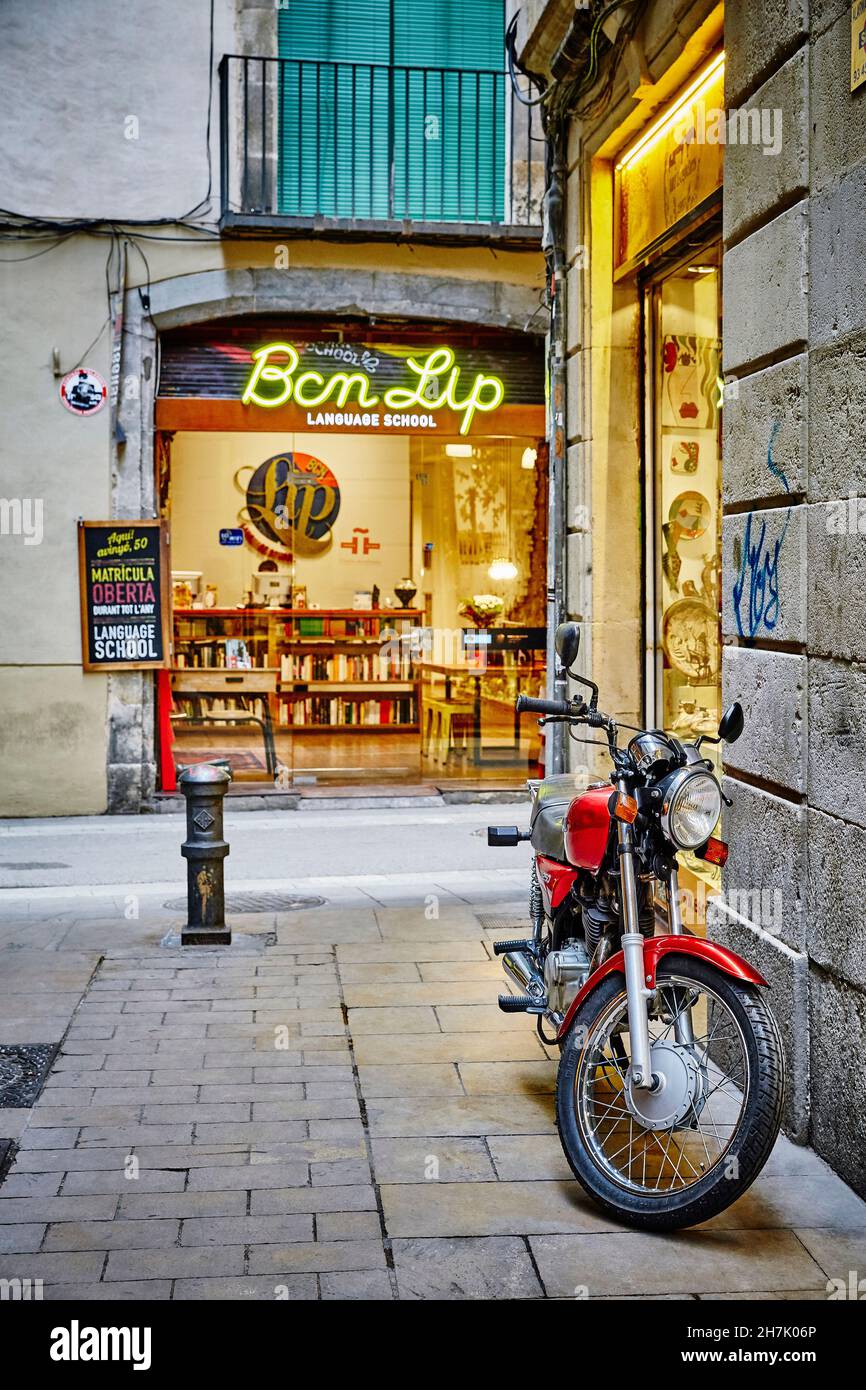 Ein rotes Motorrad parkte in einer Seitenstraße des gotischen Viertels von Barcelona, Katalonien, Spanien Stockfoto