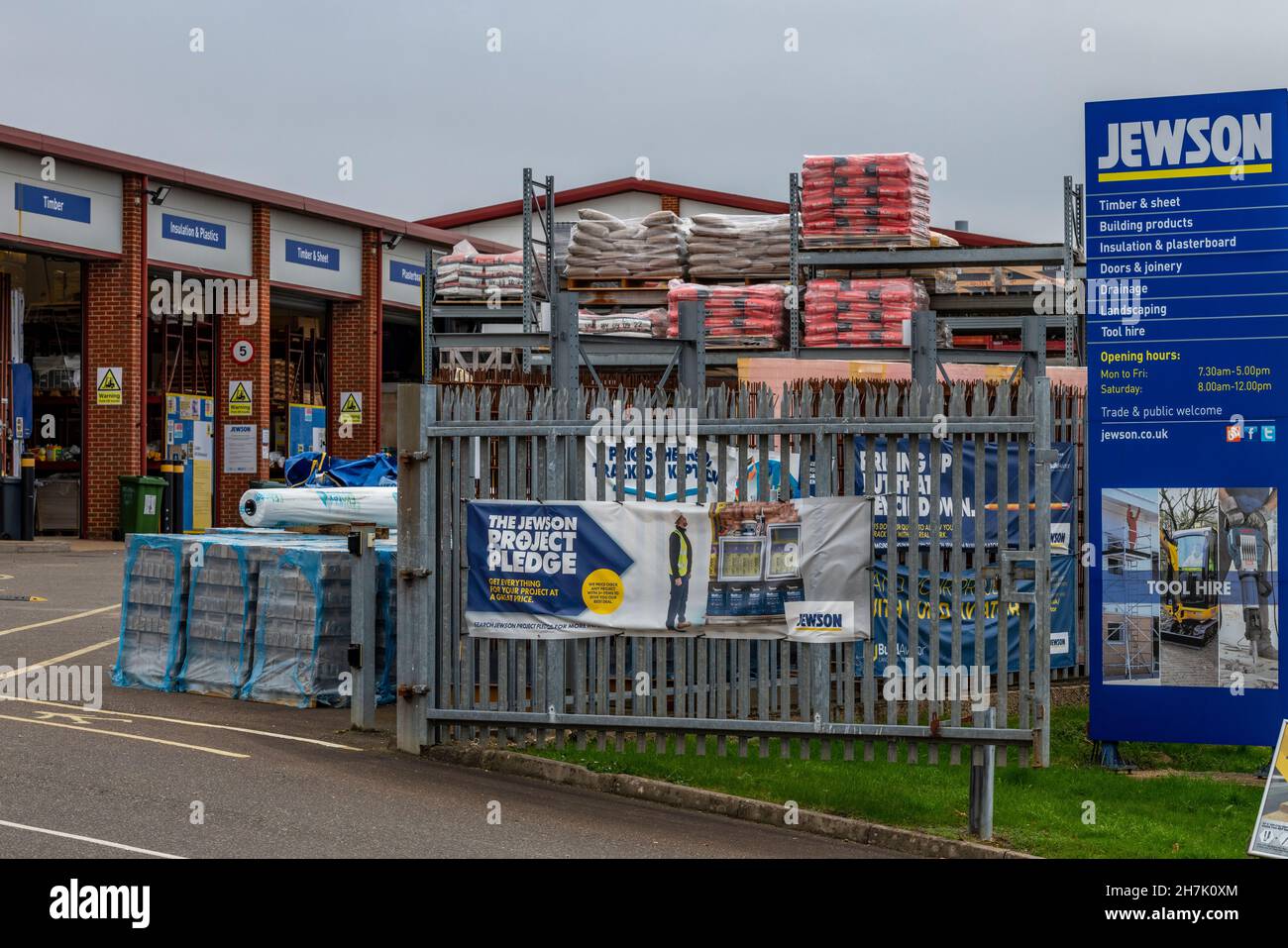 jewson Gebäude liefert Hof und große Marke Zeichen, jewson Bau und Bauherren liefern Verbindung und Shop, Baustofflieferant, Jewson Stockfoto