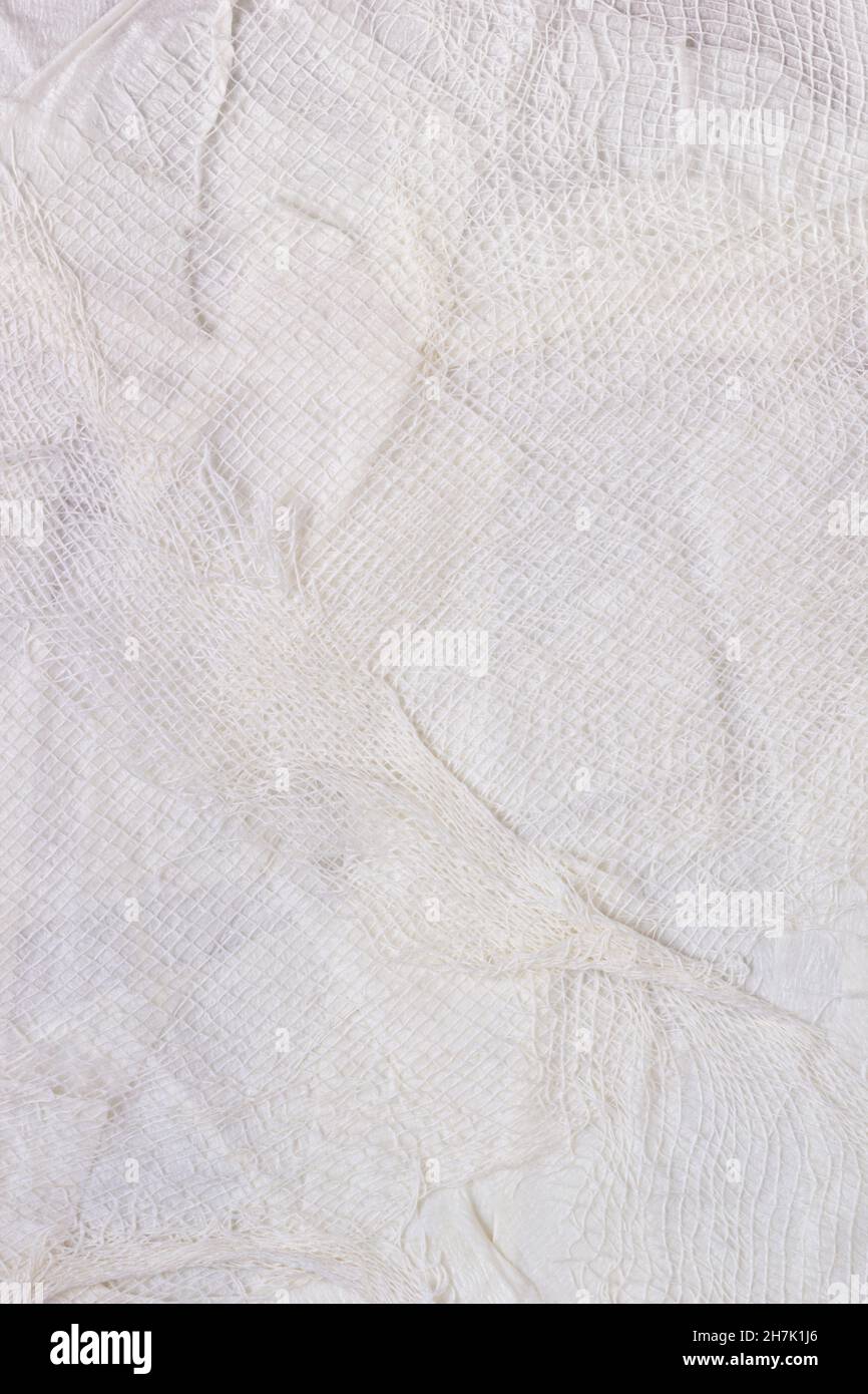 Strukturierter, handgefertigter weißer Textilhintergrund mit Mesh- und Papierbasis. Vertikaler Hintergrund für Design handgefertigt Stockfoto