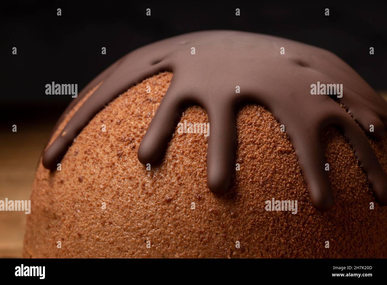 Französischer Mousse-Kuchen mit Schokoladenglasur auf Holzboden bedeckt. Stockfoto