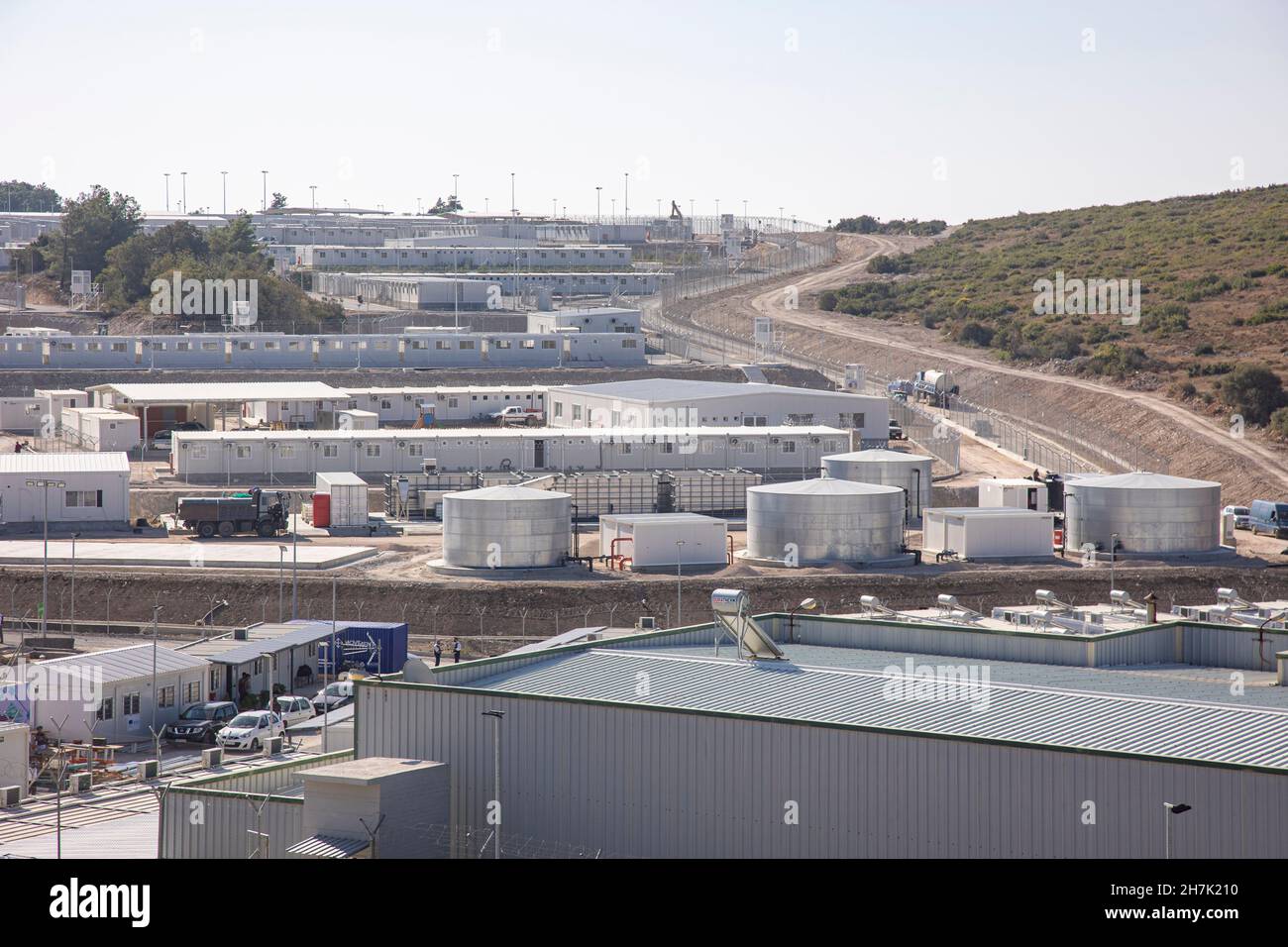 Samos, Griechenland. 25th Oktober 2021. Panoramablick auf das neue Lager für Flüchtlinge und Migranten.Neues Flüchtlingslager in Zervou Lage in der Nähe von Samos Stadt und Insel. Das neue geschlossene kontrollierte Zugangszentrum von Samos ist ein Flüchtlingslager, ein von der Europäischen Union finanzierter Hotspot für Asylbewerber. (Foto: © Nik Oiko/SOPA Images/Sipa USA) Quelle: SIPA USA/Alamy Live News Stockfoto