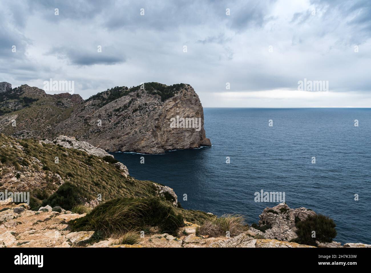 Panoramablick über das Meer, Klippen, Felsen und Berge des Cap de Fromentor, Mallorca, Spanien Stockfoto