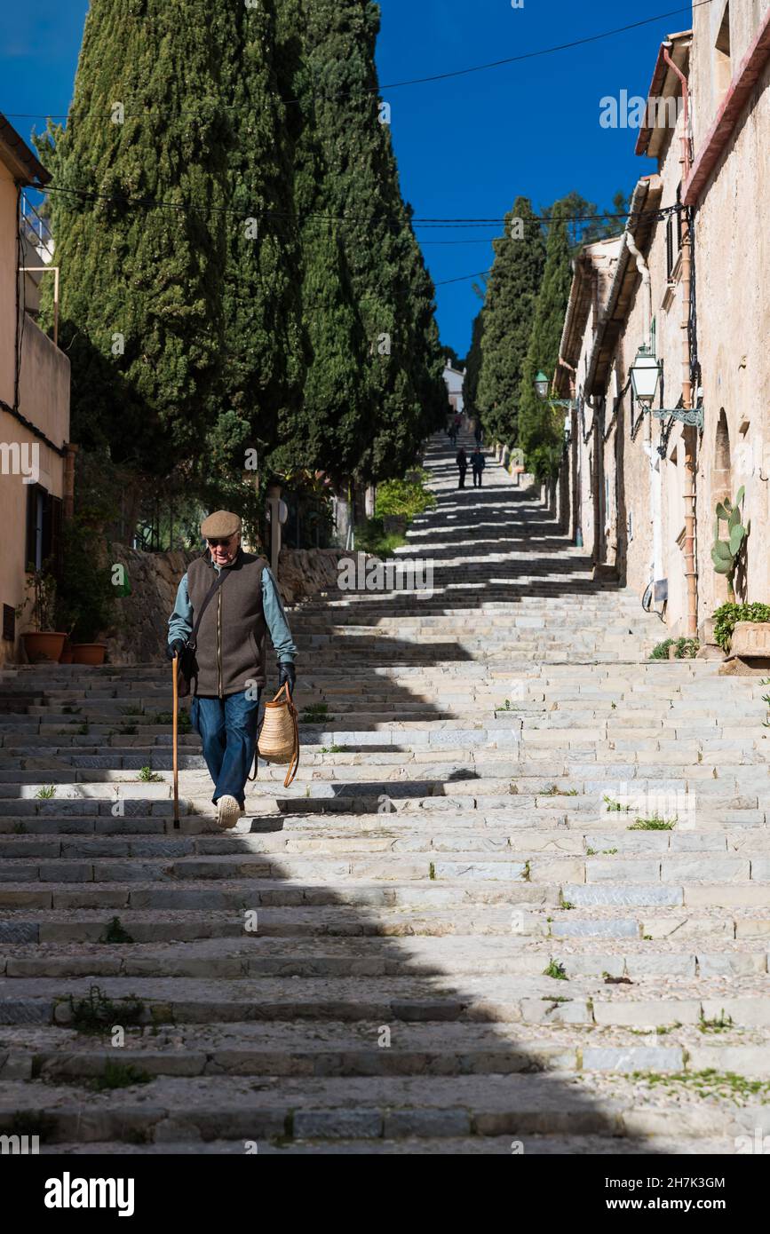 Pollenca, Spanien - 12 28 2018 alter Mann, der die Calvari-Treppe hinunterläuft Stockfoto