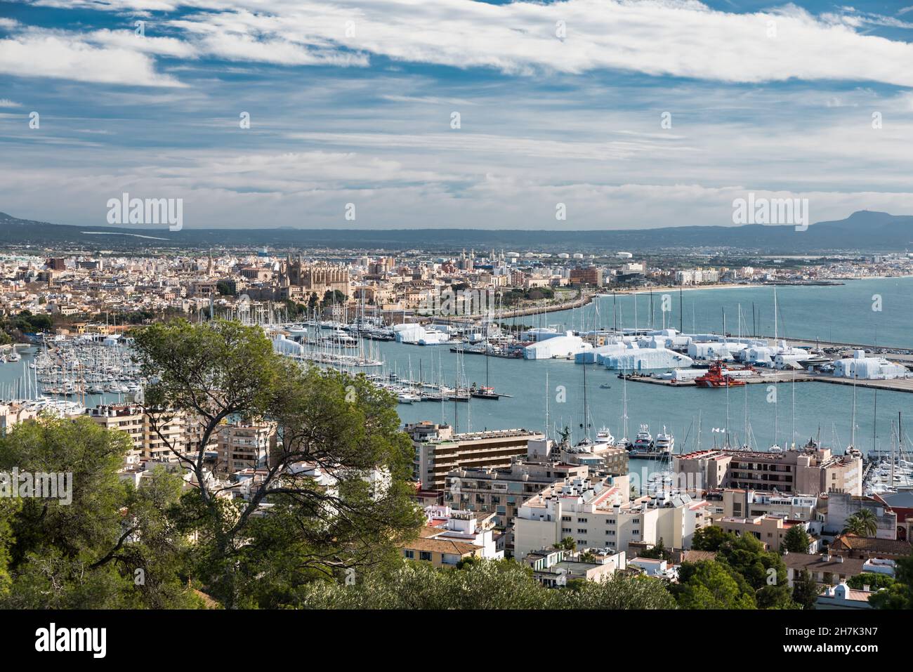 Palma de Mallorca, Mallorca, Spanien - 12 30 2017: Blick von oben über den Hafen Stockfoto