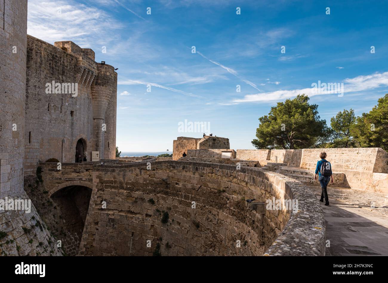 Palma de Mallorca, Mallorca, Spanien - 12 30 2017: Das Schloss Bellver mit blauem Himmel Stockfoto