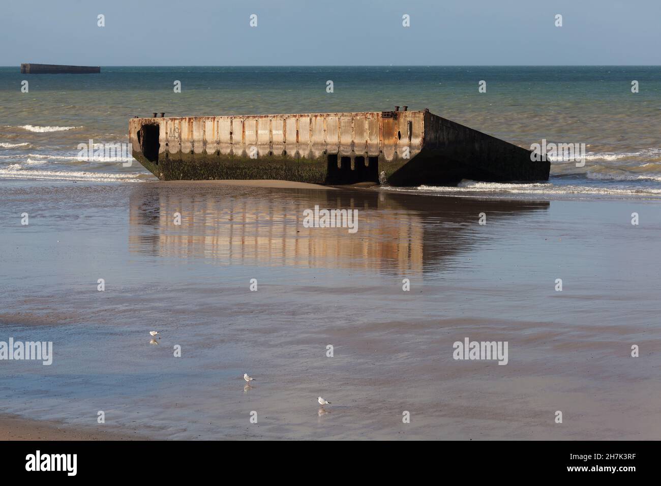 Überreste des Hafens von Mulberry, der während des zweiten Weltkrieges erbaut wurde, Arromanches-les-Bains, Normandie, Frankreich Stockfoto