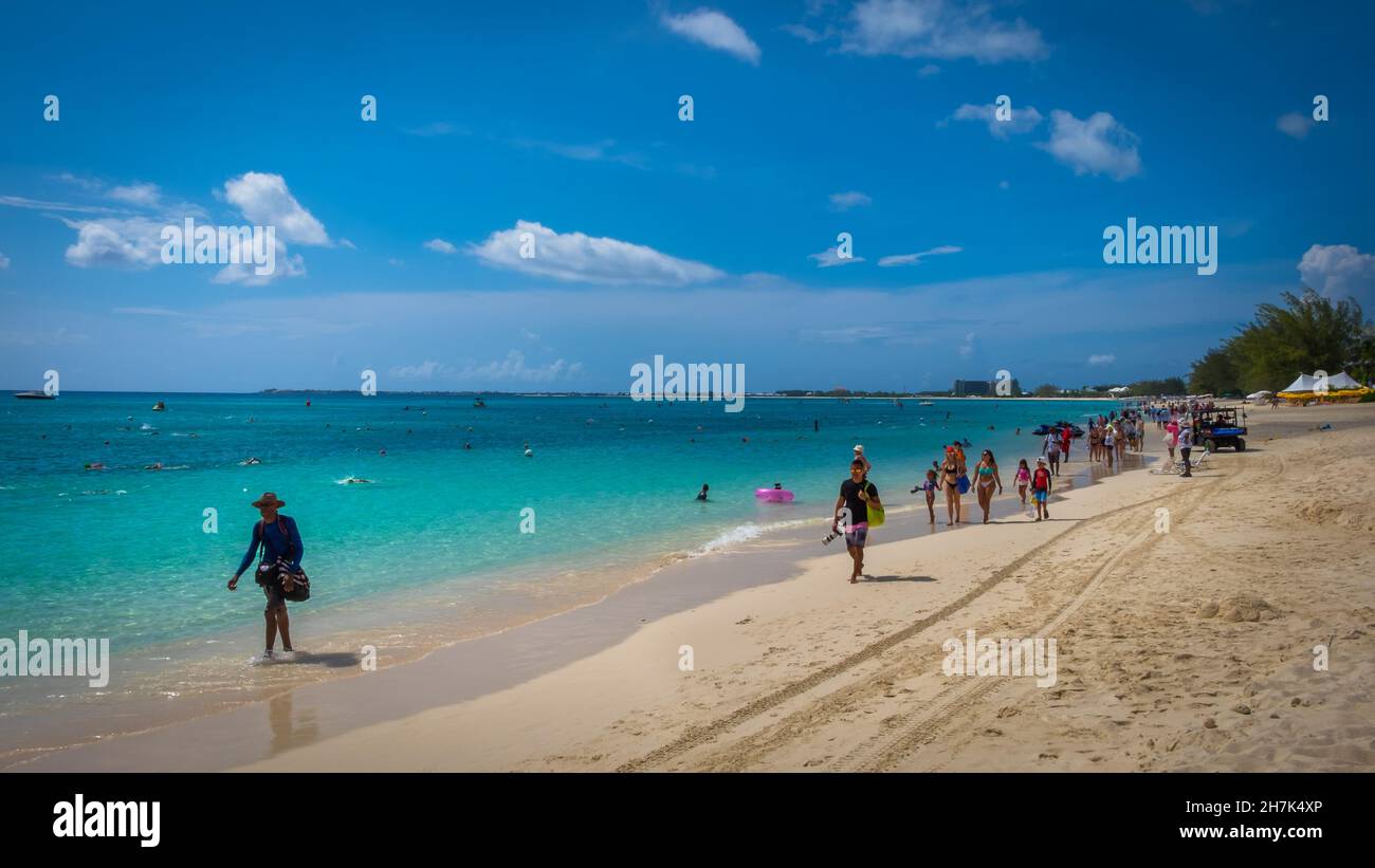 Grand Cayman, Cayman Islands, Juni 2021, Menschen am Seven Mile Beach an der Karibik während eines Schwimmwettbewerbs Stockfoto