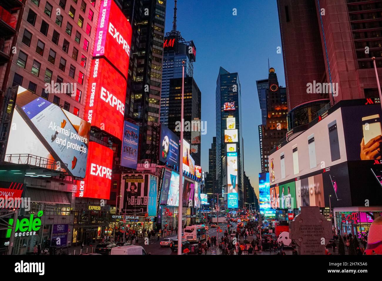 Der Times Square in New York City pulsiert mit Licht, Ton und einer ständigen Flut von Werbung Stockfoto