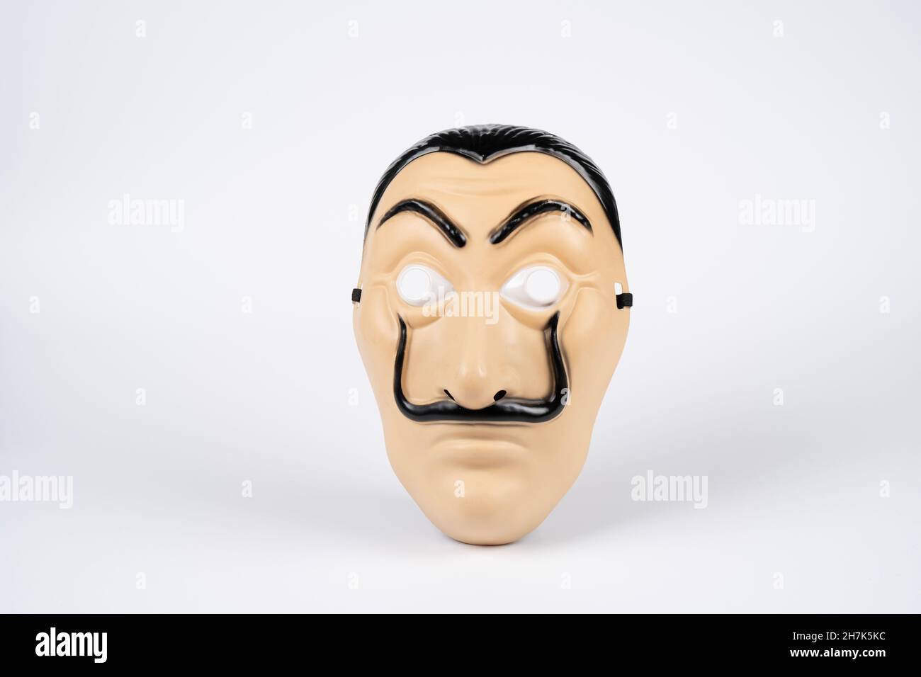 Paris, Frankreich - 11 22 2021: Packshot einer maskierten Frau. Eine bunte Casa De Papel Maske, Salvador Dali Stockfoto