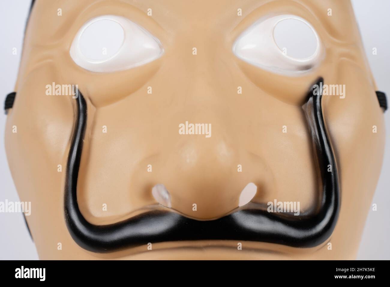 Paris, Frankreich - 11 22 2021: Packshot einer maskierten Frau. Eine bunte Casa De Papel Maske, Salvador Dali Stockfoto