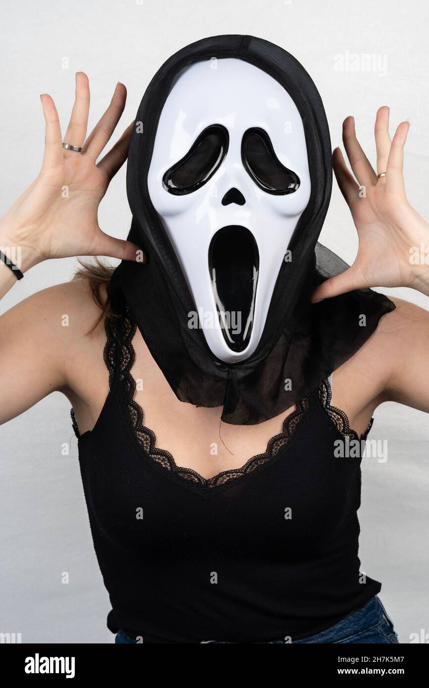 Paris, Frankreich - 11 22 2021: Packshot einer maskierten Frau. Eine schwarz-weiße Kreischmaske Stockfoto