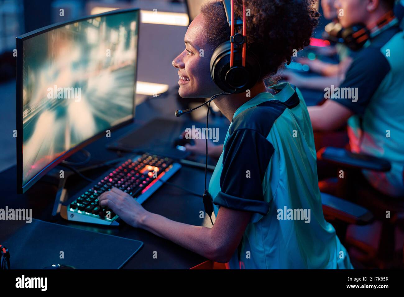 Afrikanischer Pro-Spieler spielt im Cyber Club ein wichtiges Match Stockfoto