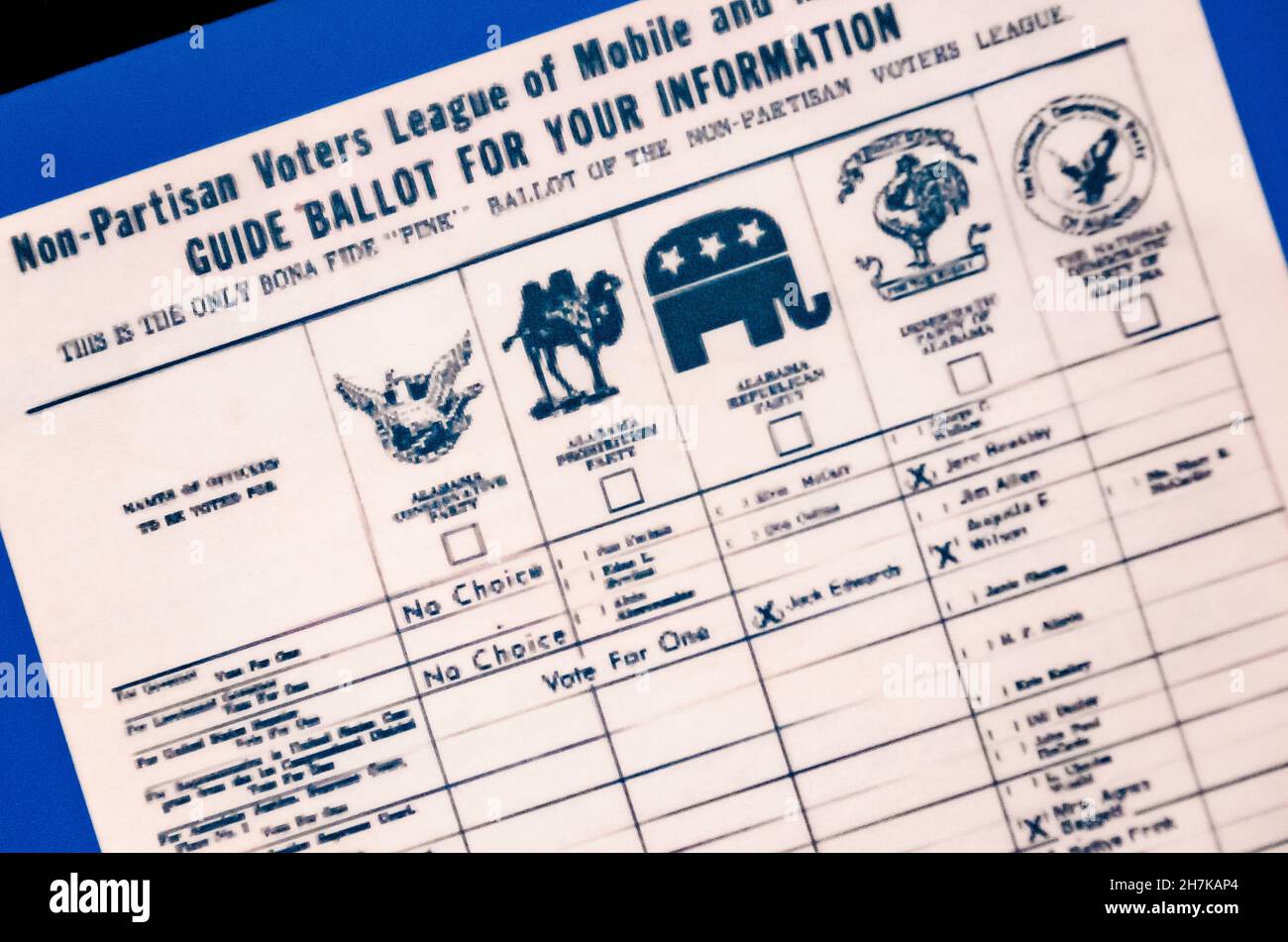 Ein Stimmzettel für die Non-Partisan Voters League of Mobile and Mobile County ist im History Museum of Mobile in Mobile, Alabama, abgebildet. Stockfoto