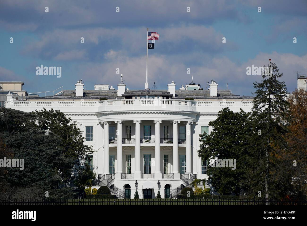 Washington, USA. 23rd. November 2021. Das am 23. November 2021 aufgenommene Foto zeigt das Weiße Haus in Washington, DC, USA. Das US-Energieministerium wird 50 Millionen Barrel Öl aus der Strategic Petroleum Reserve (SPR) zur Verfügung stellen, um die Ölpreise zu senken und die Diskrepanz zwischen der Nachfrage aus der Pandemie und dem Angebot zu beheben, sagte das Weiße Haus. Kredit: Ting Shen/Xinhua/Alamy Live Nachrichten Stockfoto