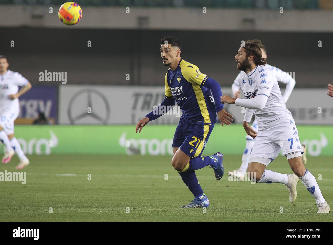 Verona, Italien. 22nd. November 2021. Verona (VR), Italia, 22. November 2021, Stadio Marc'Antonio Bentegodi, 13Â giornata Campionato di calcio Serie A Tim 2021/2022, incontro tra le squadre dell'Hellas Verona e dell'Empoli FC, nella foto: 21 Koray Gunter, 7 Leonardo Mancuso Credit: Independent Photo Agency/Alamy Live News Stockfoto