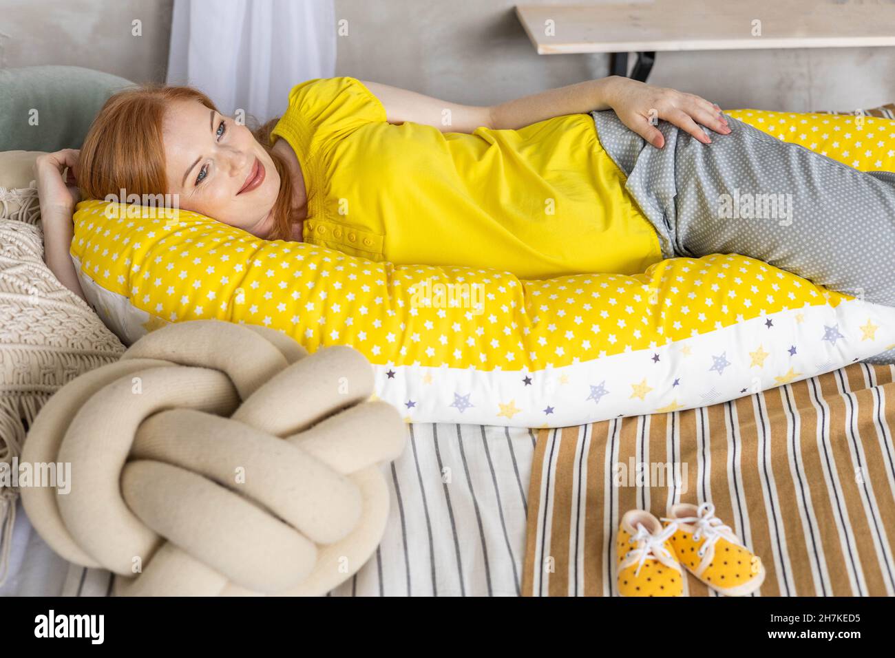 Draufsicht glückliche zukünftige Mutter, die auf einem bequemen Bett und  einem Kissen liegt, um schwanger zu entspannen Stockfotografie - Alamy